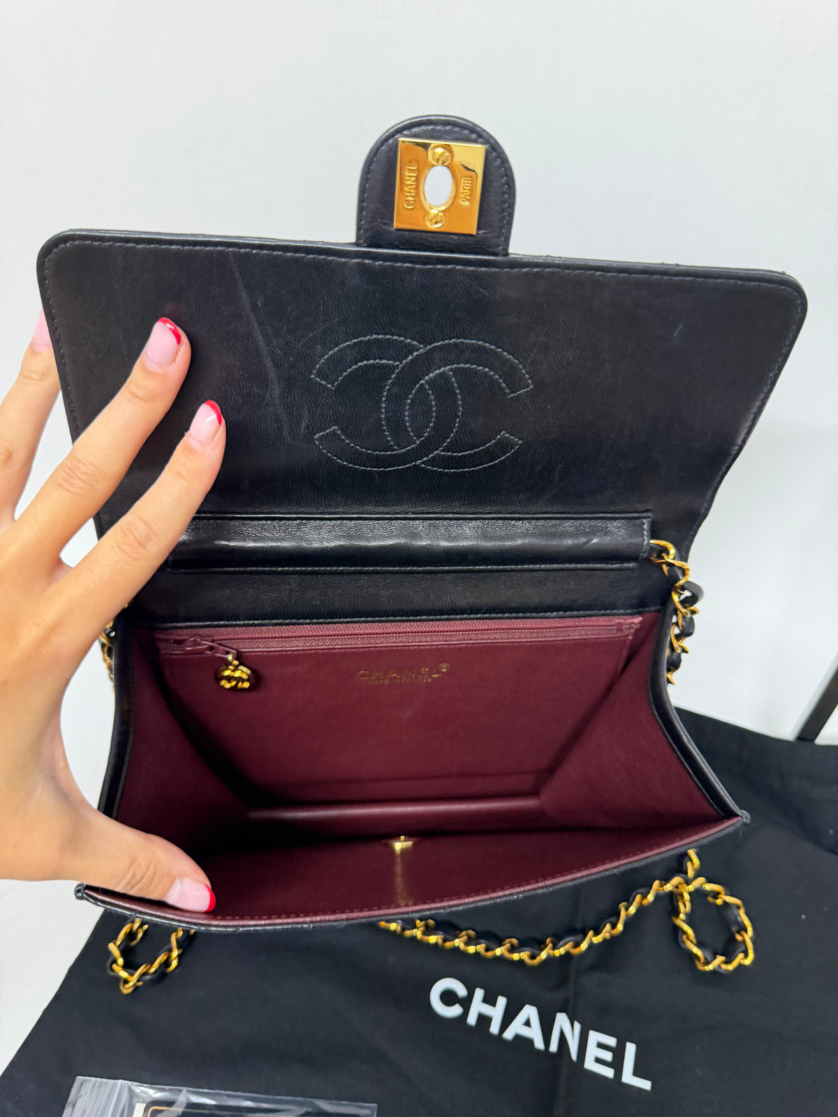 Chanel Single Flap Pequeño Piel de Cordero Negra · Cierre Clásico · Serie 7