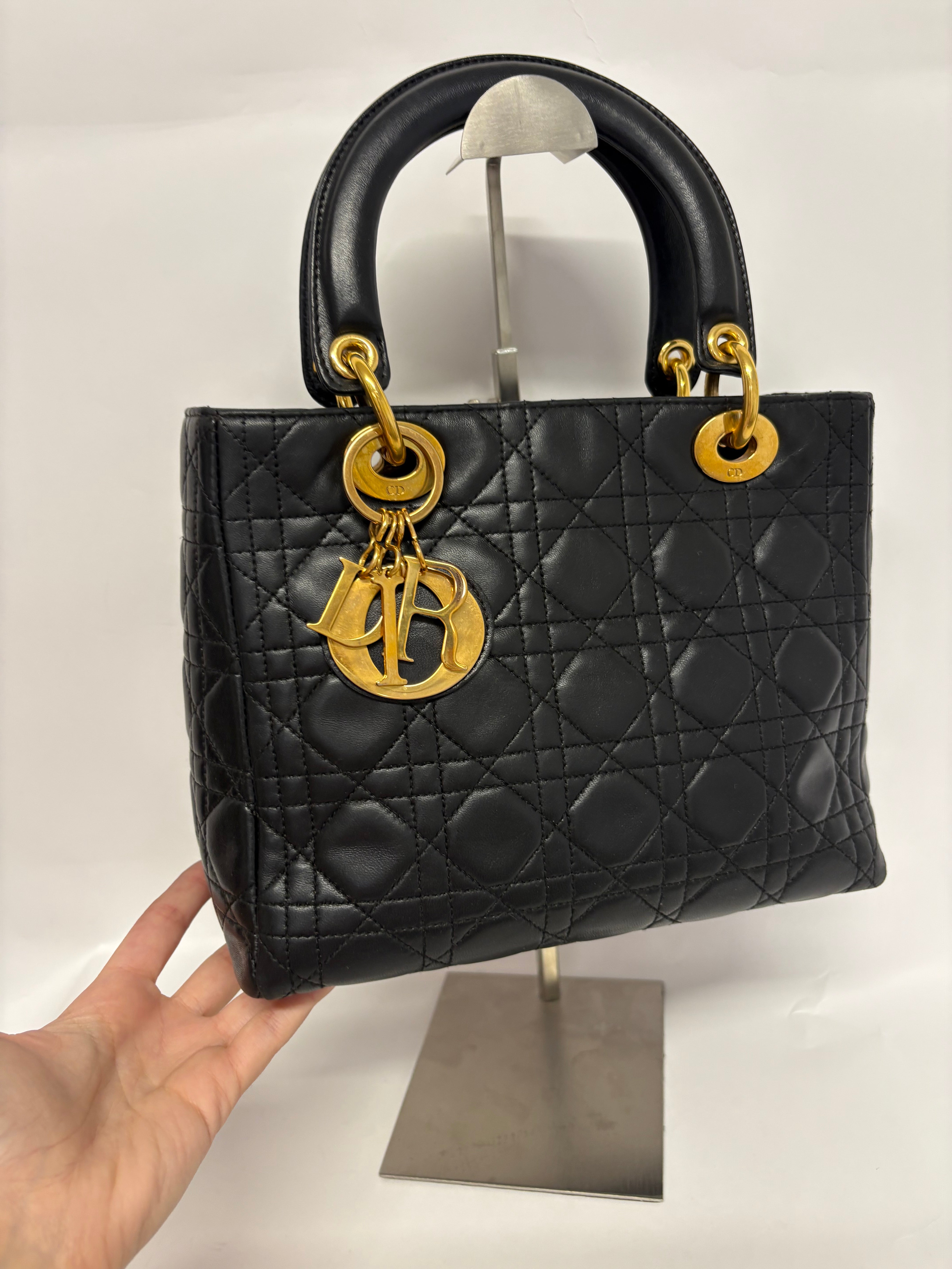 Christian Dior Lady Dior Mediana Cannage Negra y dorado