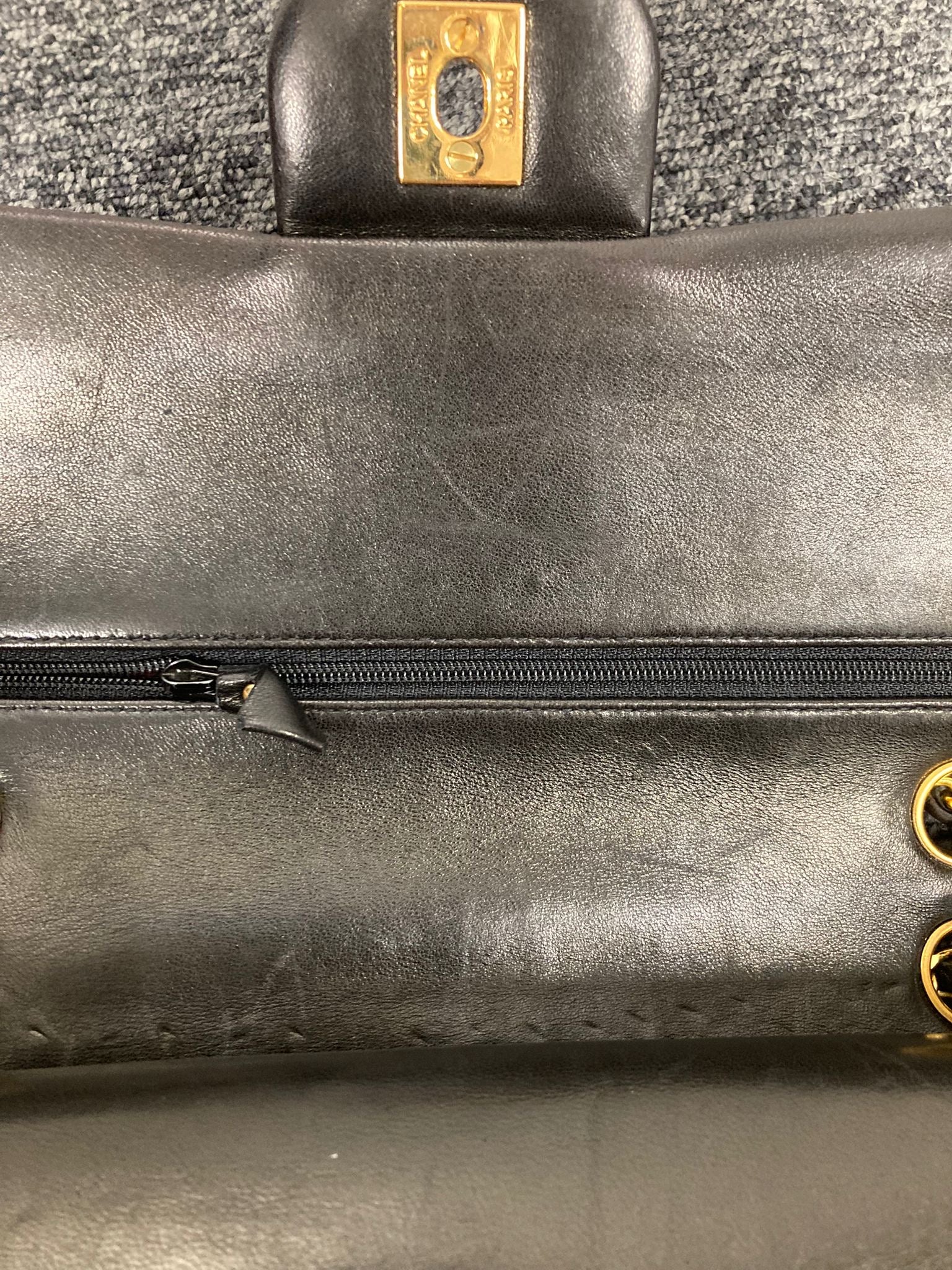 Chanel Timeless doble flap 25 en piel de cordero negra con herrajes dorados