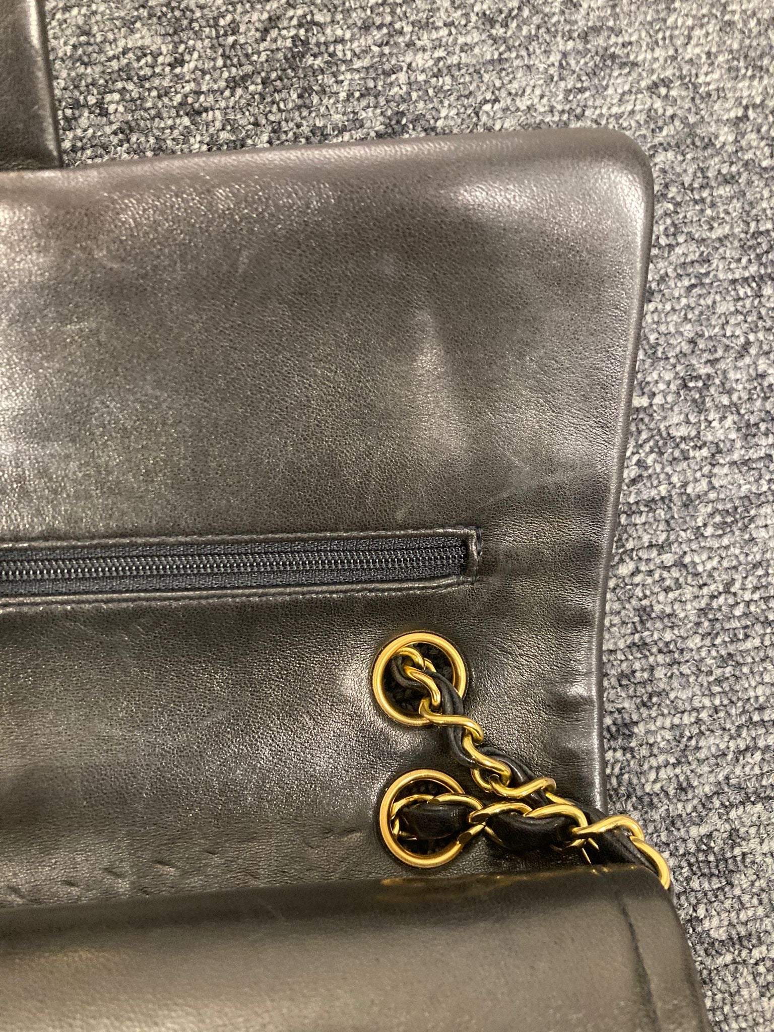 Chanel Timeless doble flap 25 en piel de cordero negra con herrajes dorados