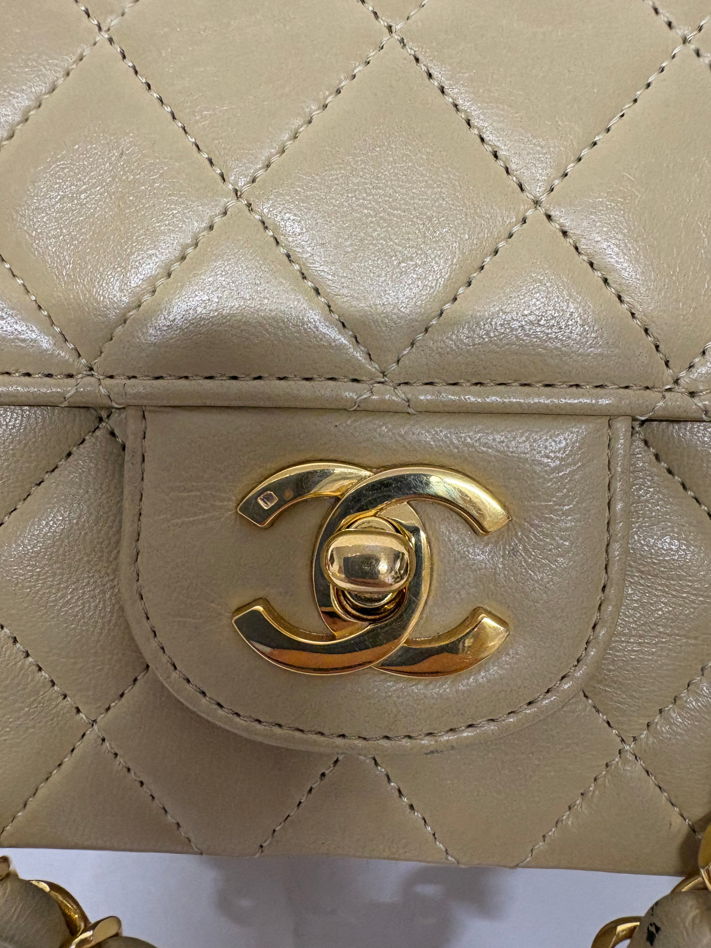 Chanel Timeless 25 Classic Double Flap Beige Mediano En Piel Acolchada Con Cadena Dorada