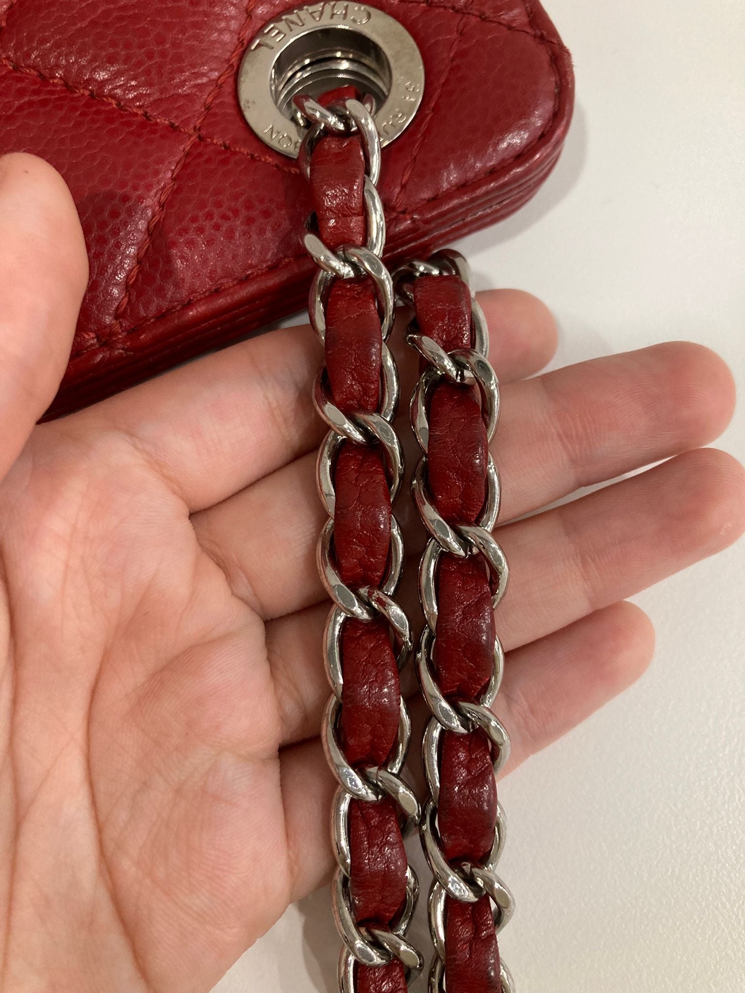 Chanel CC Chain Tote acolchado en piel caviar roja