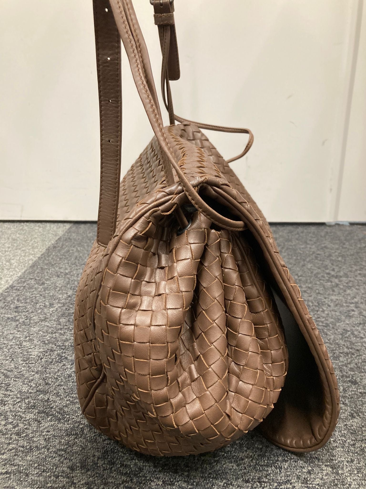 Bottega Veneta Intrecciato Shoulder Bag en piel marrón