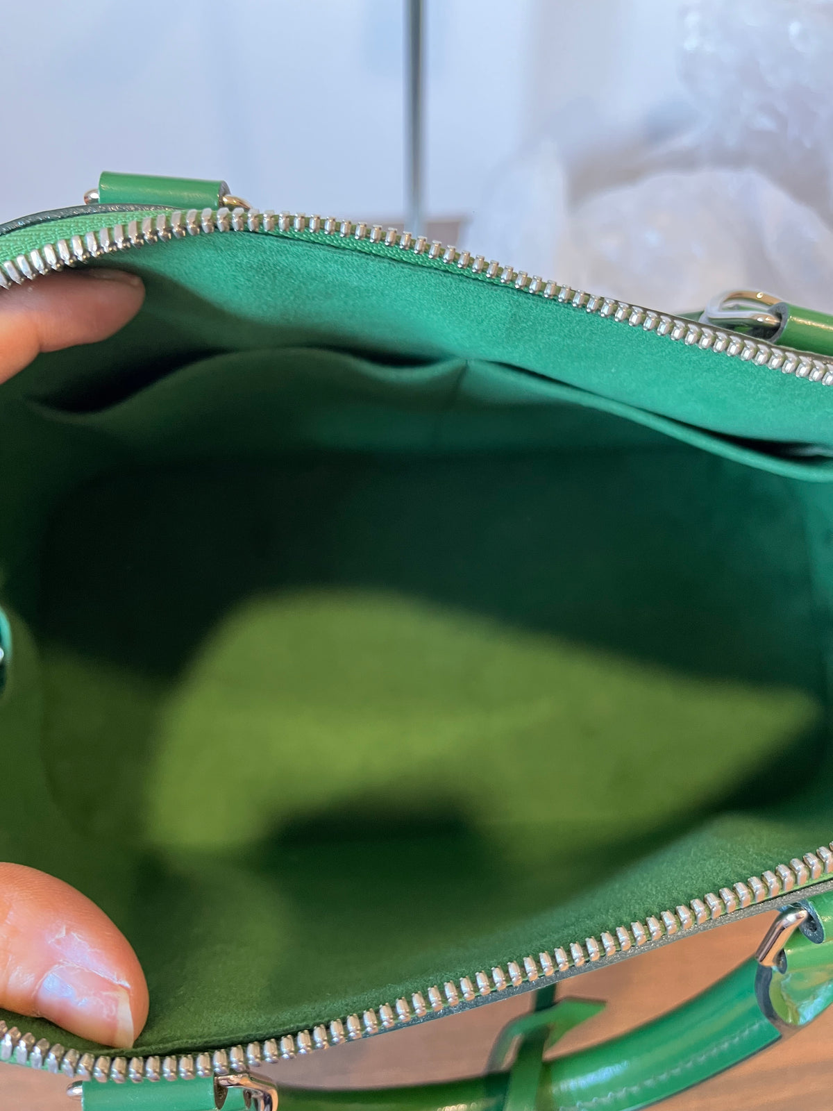 Louis Vuitton Alma PM Piel Epi Verde · Herrajes Plata · con Candado y Clochette