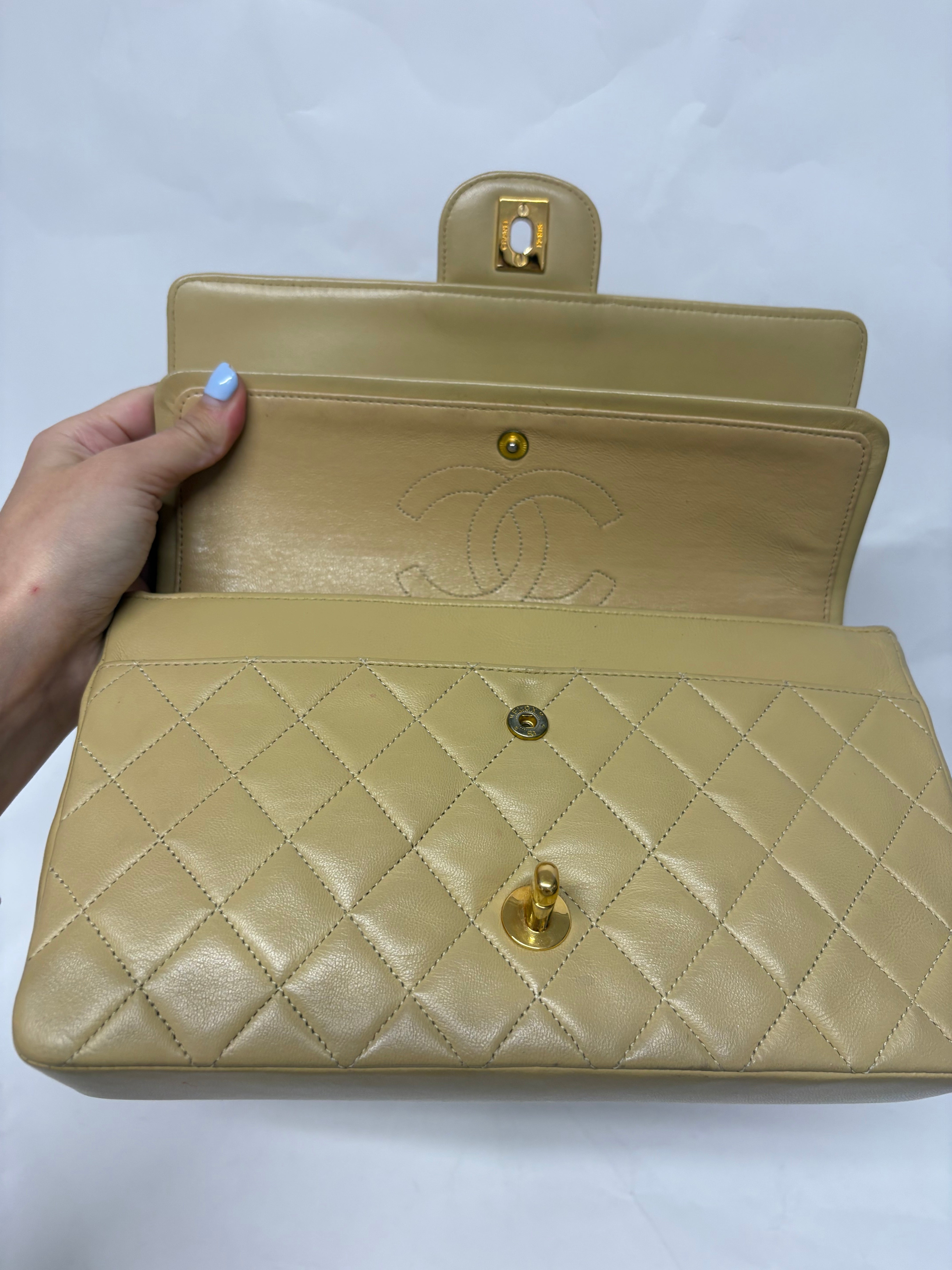 Chanel Timeless 25 Classic Double Flap Beige Mediano En Piel Acolchada Con Cadena Dorada