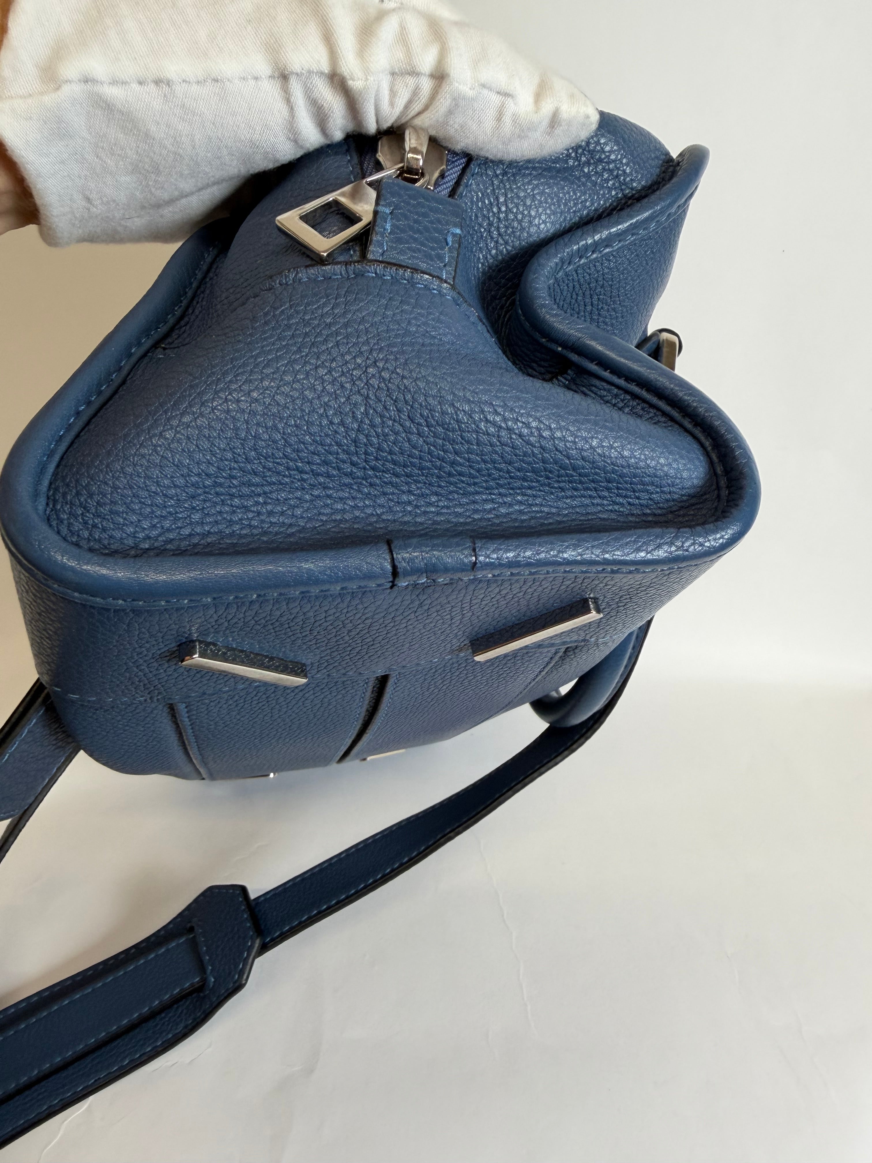 Loewe Amazona 28 Azul Navy modelo nuevo con bandolera