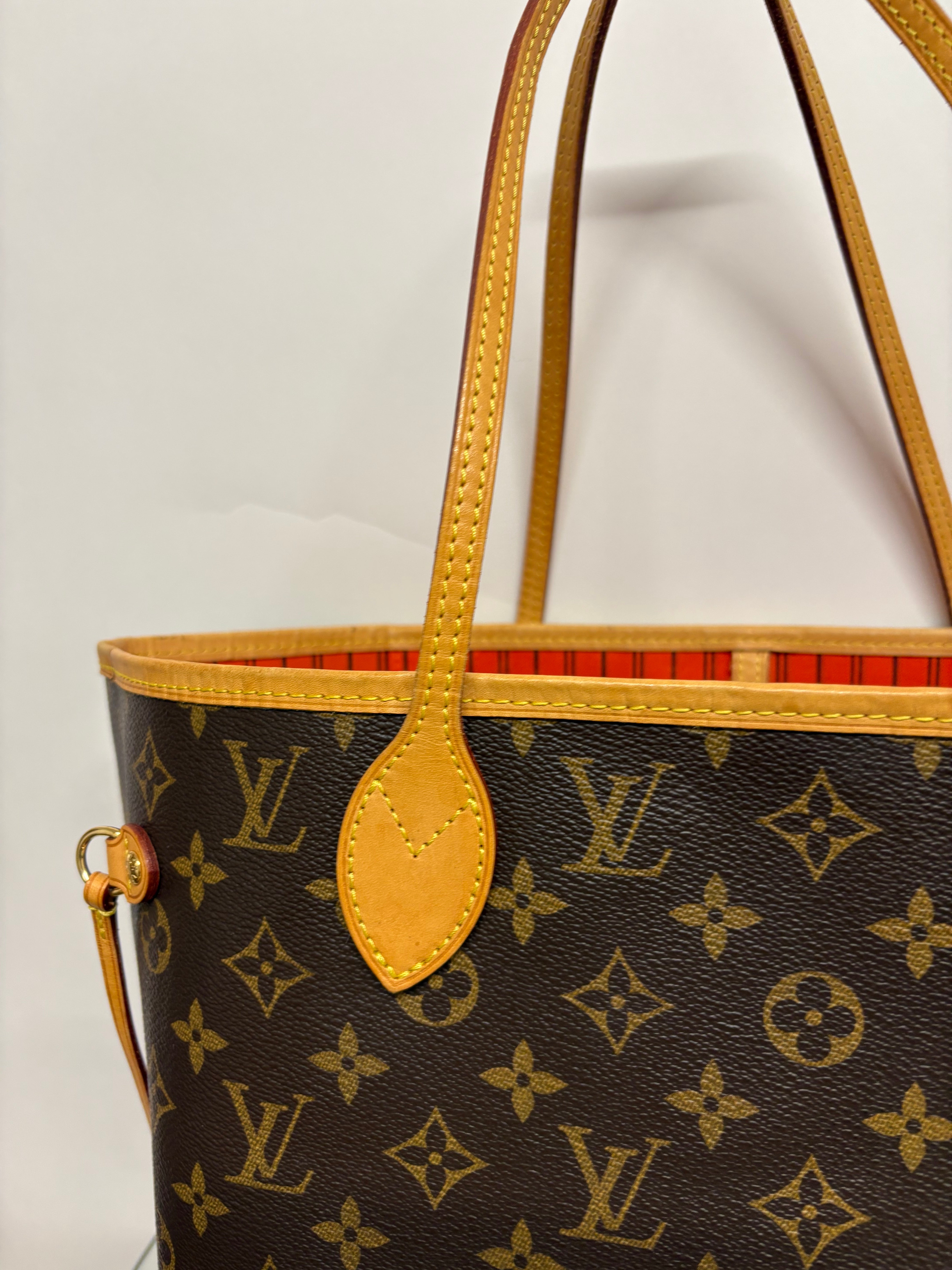 Louis Vuitton Neverfull MM Monogram Interior rojo