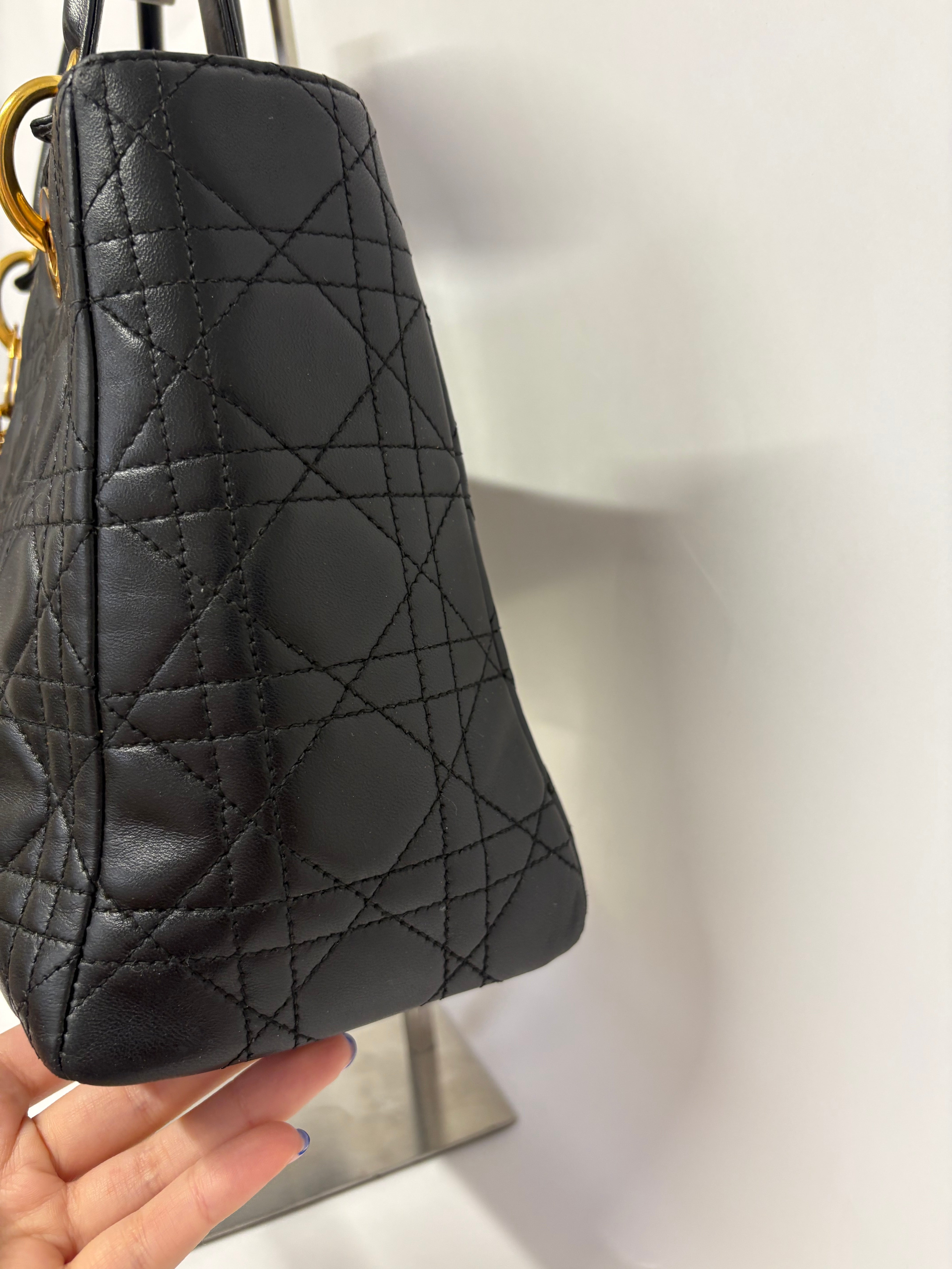 Christian Dior Lady Dior Mediana Cannage Negra y dorado
