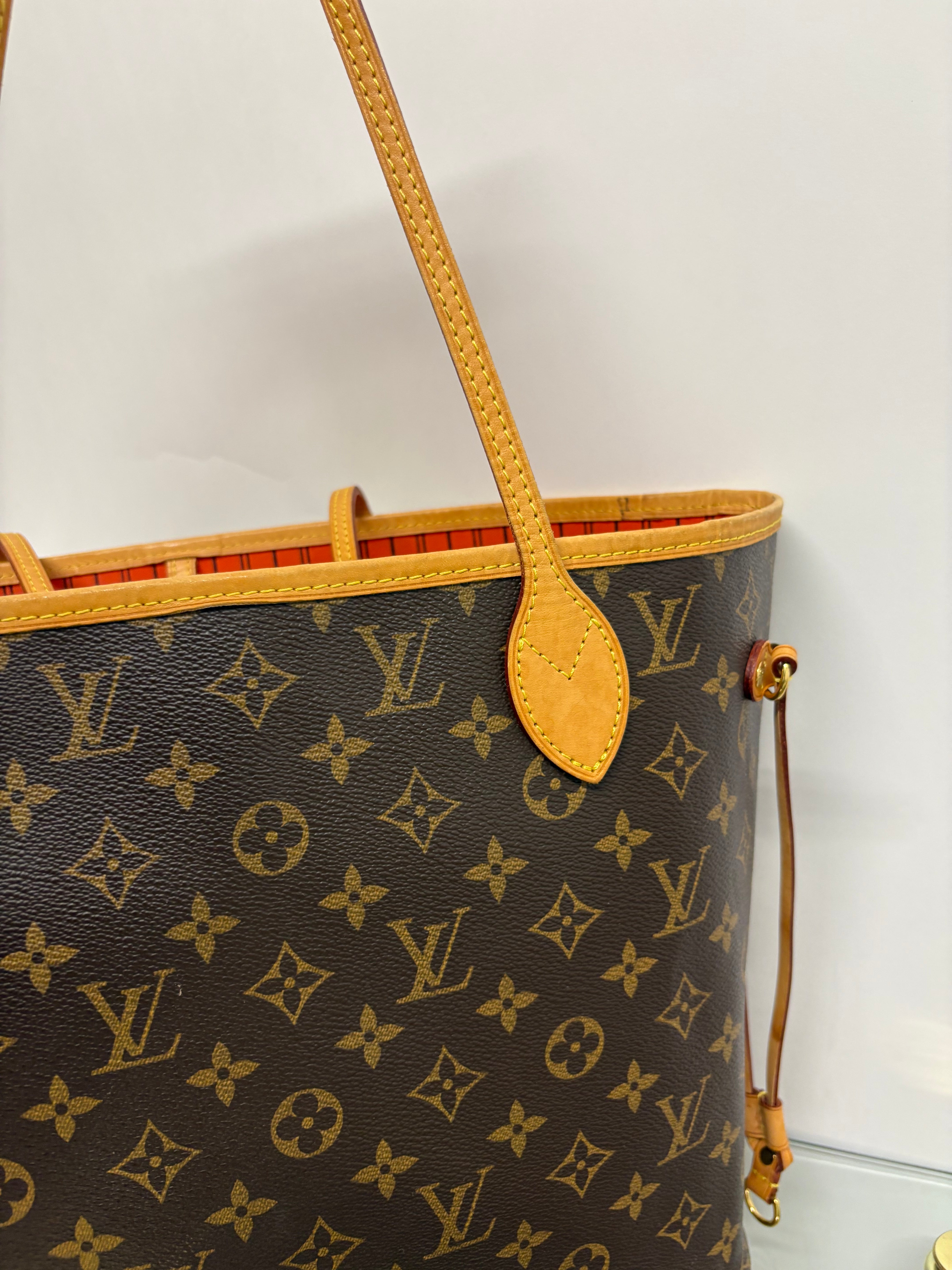 Louis Vuitton Neverfull MM Monogram Interior rojo