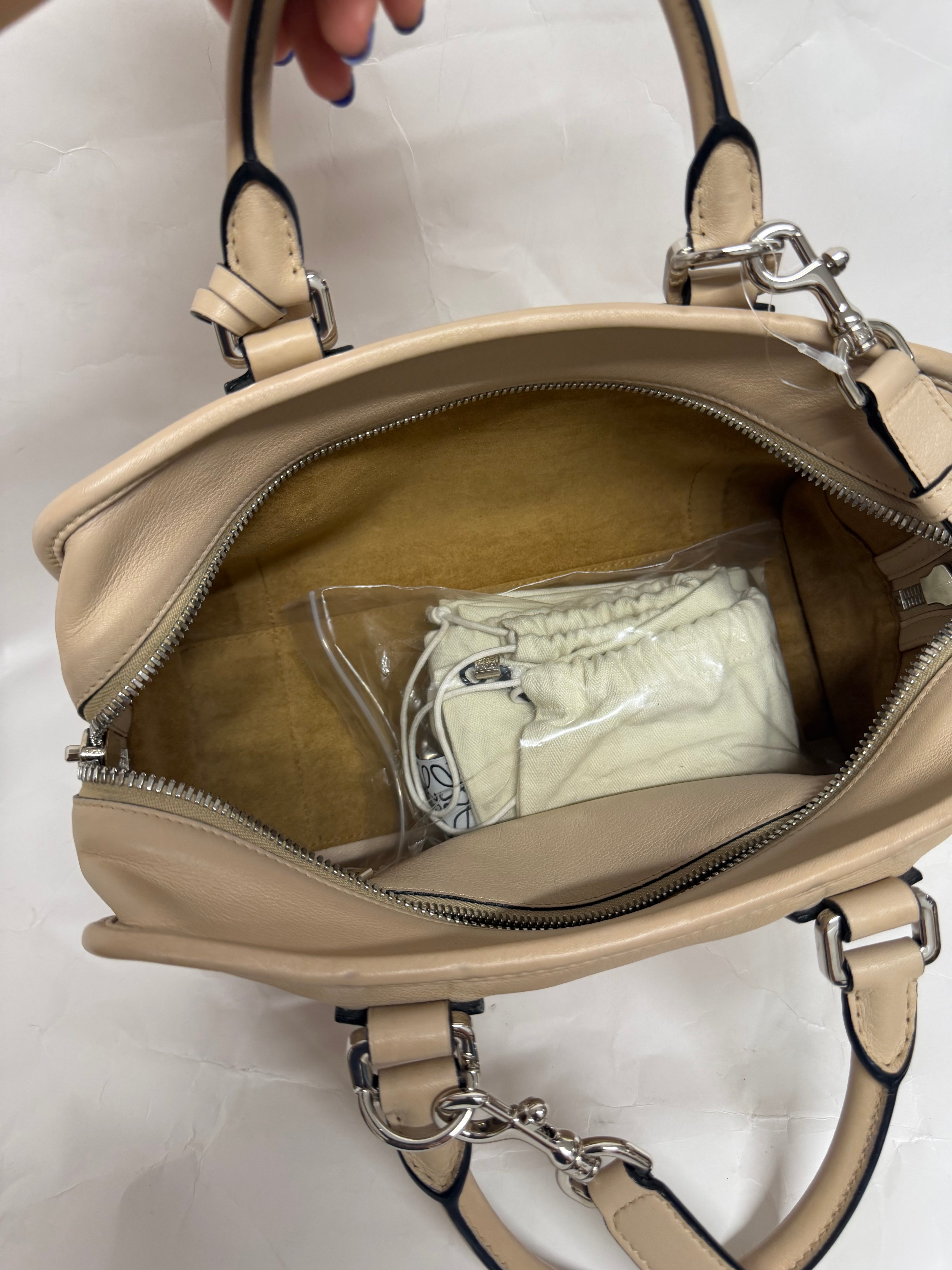 Loewe Amazona 28 beige arena con bandolera