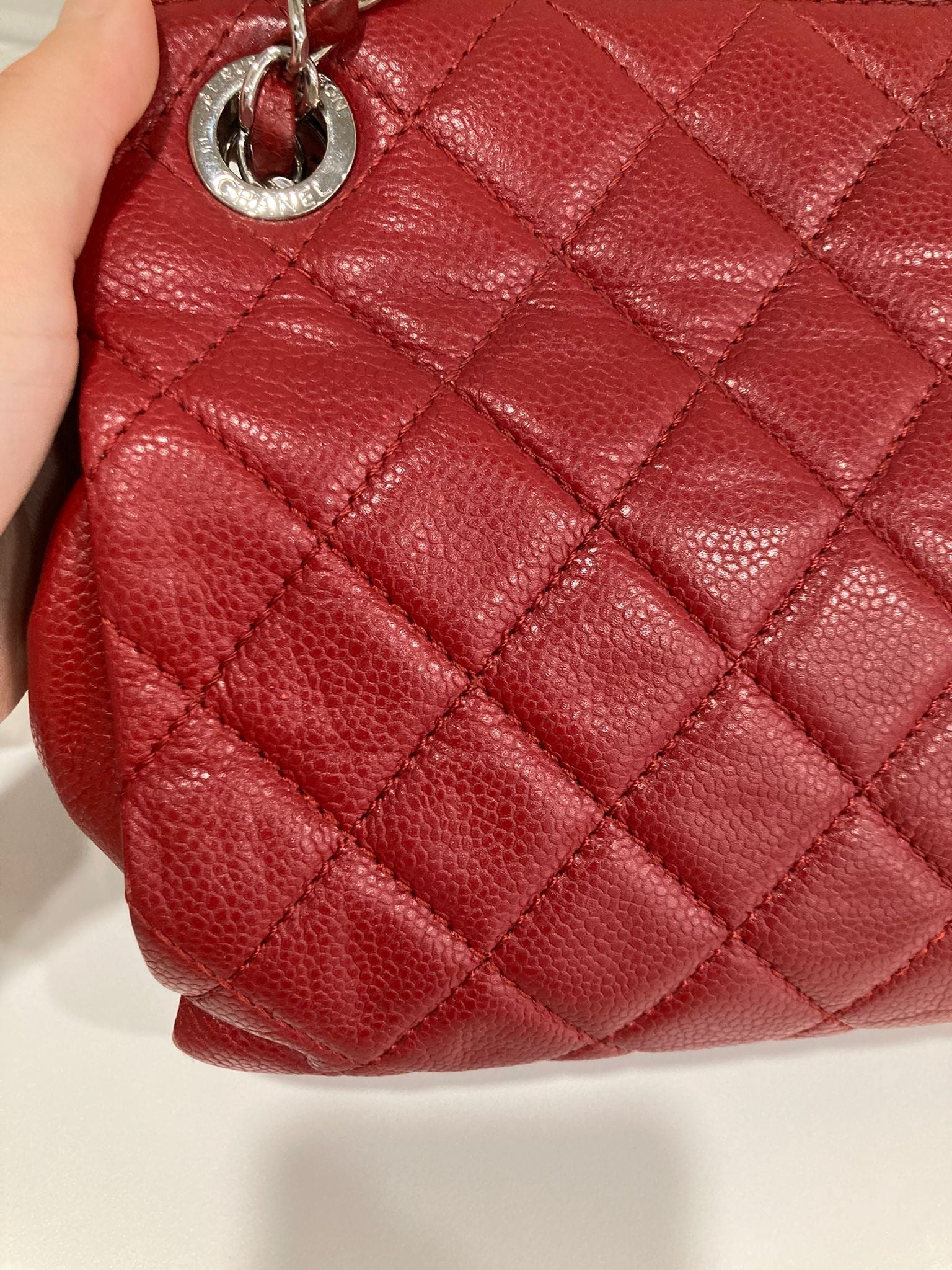 Chanel CC Chain Tote acolchado en piel caviar roja