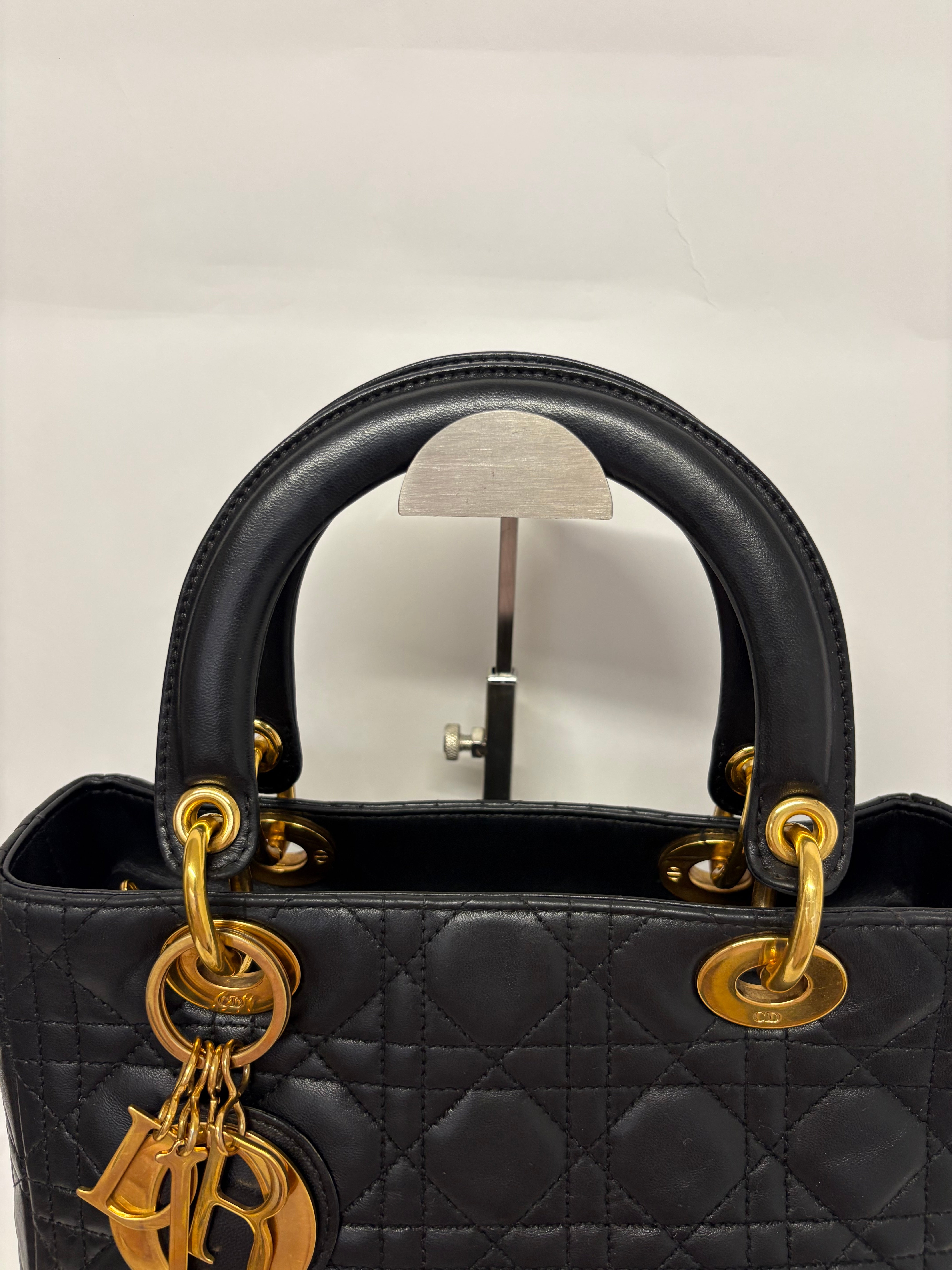 Christian Dior Lady Dior Mediana Cannage Negra y dorado