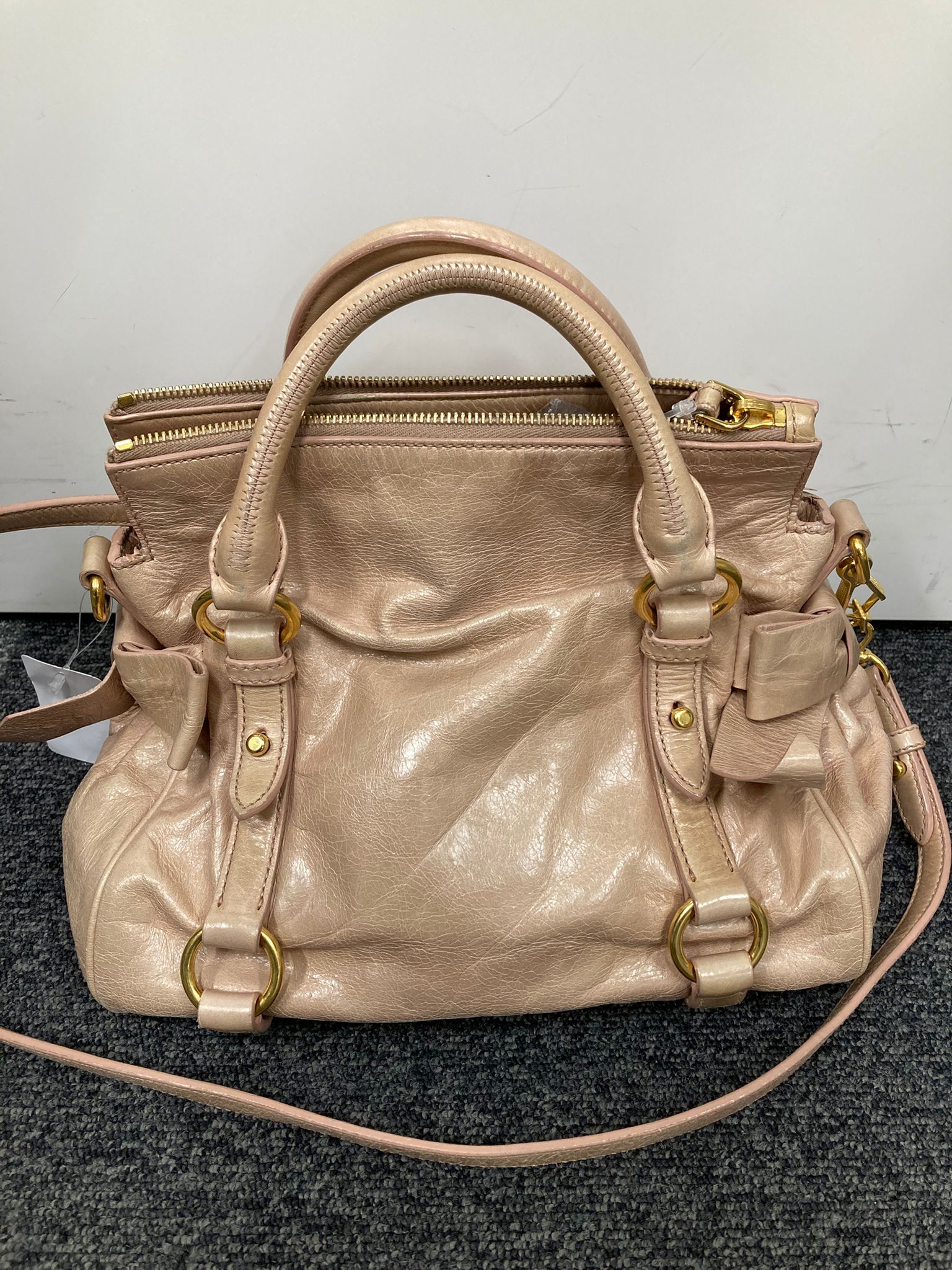 Miu Miu Vitello small rosa claro con bandolera