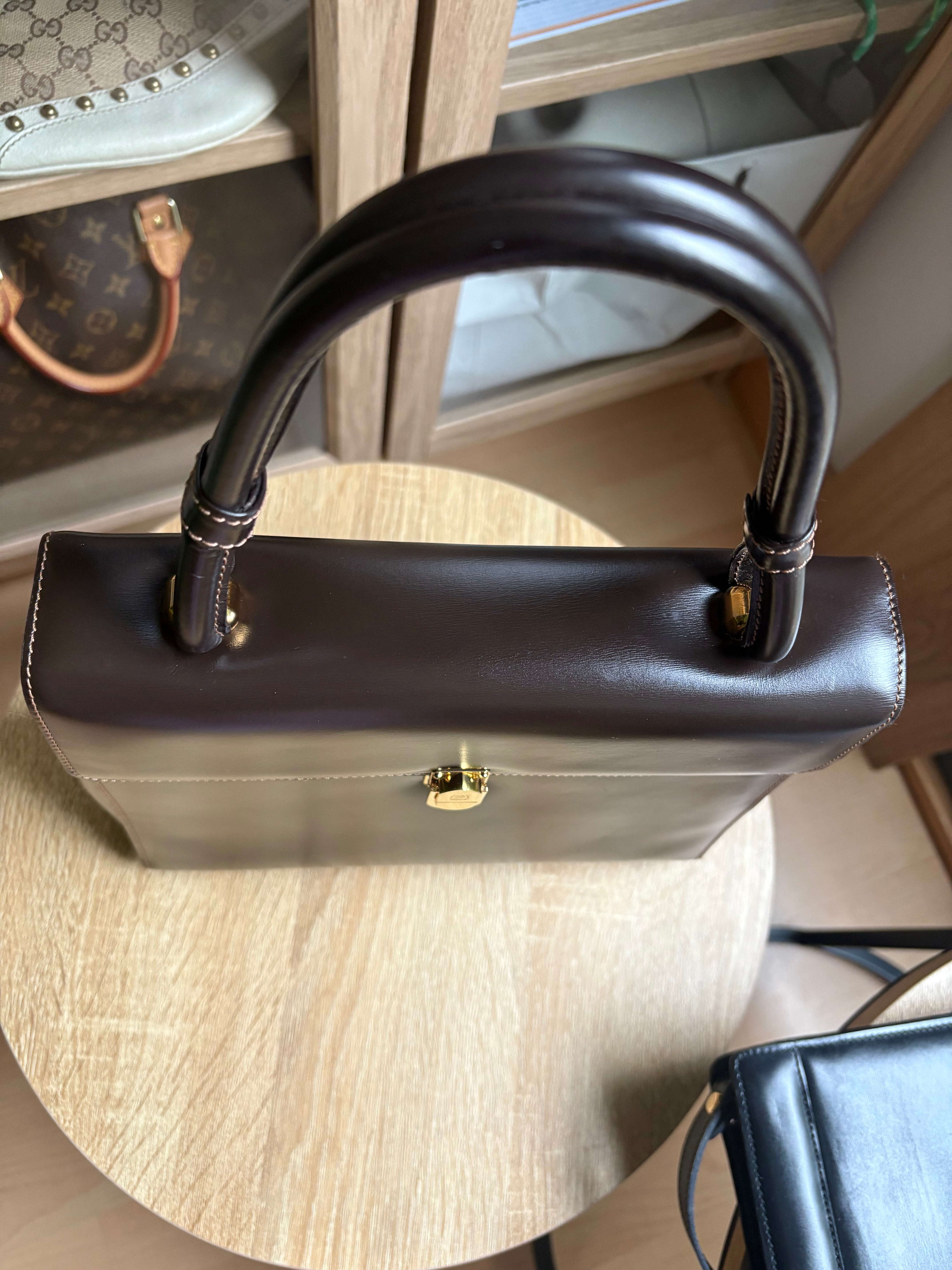 Bolso vintage Loewe de piel marrón oscuro con asa rígida y bandolera