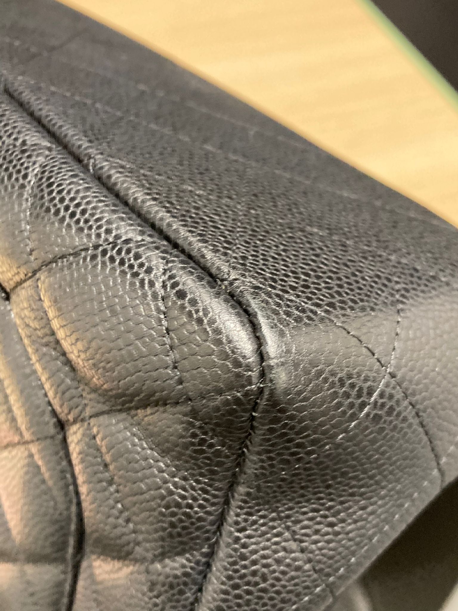 Bolso Classic Flap 30 en piel caviar negra con herrajes dorados