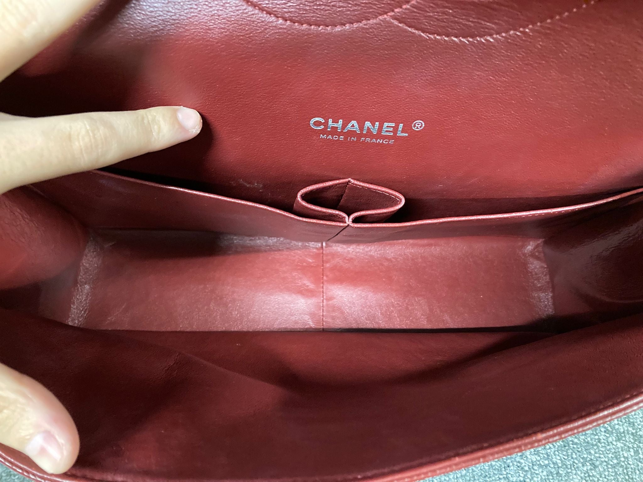 Chanel Clásico Doble Solapa 34 en piel caviar burdeos y herrajes plateados