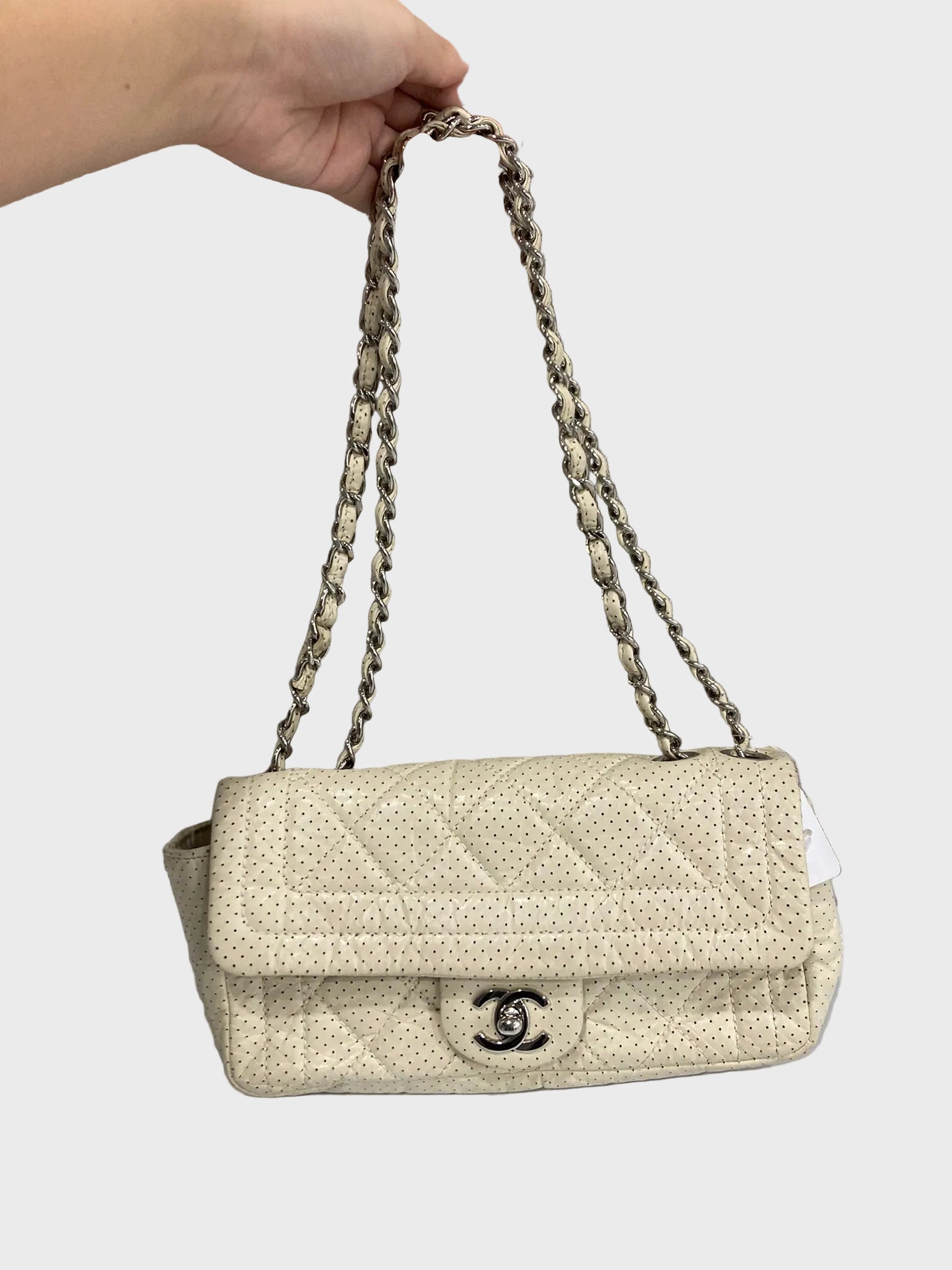Chanel one flap acolchado perforado blanco roto