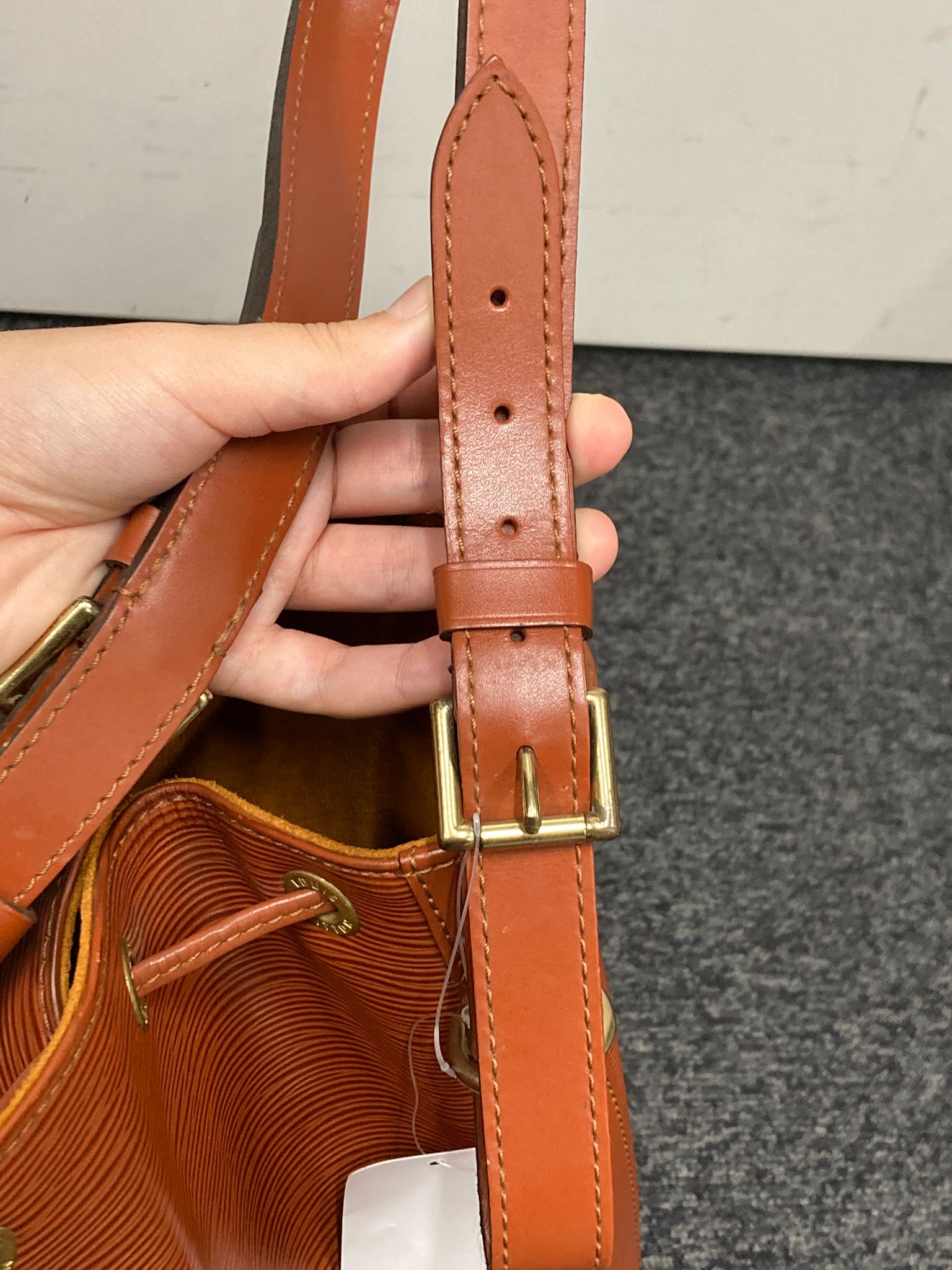 Louis Vuitton Noé Epi Leather Bucket Bag Marrón