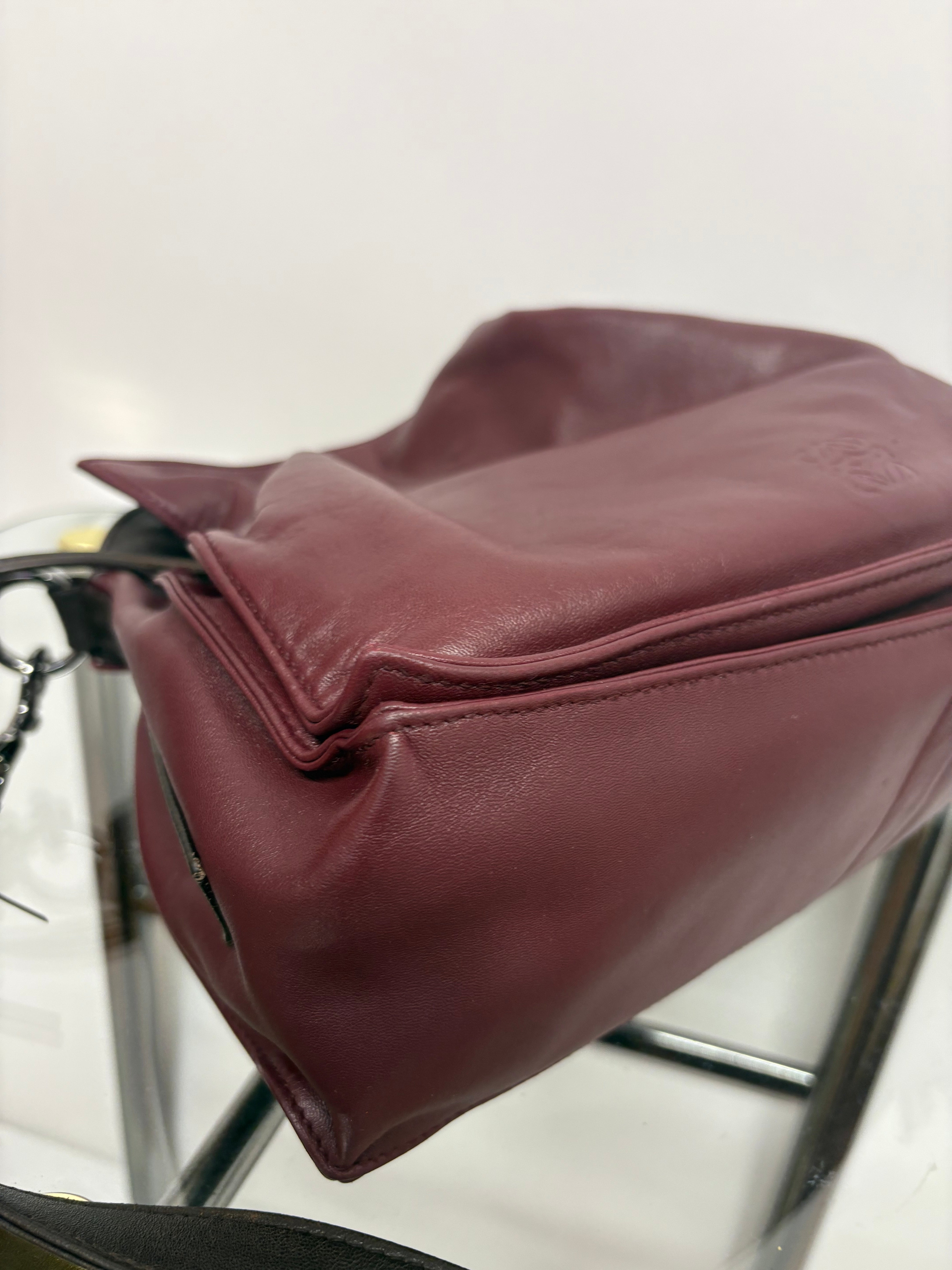 Loewe flamenco mediano burdeos y marrones con bandolera y borlas