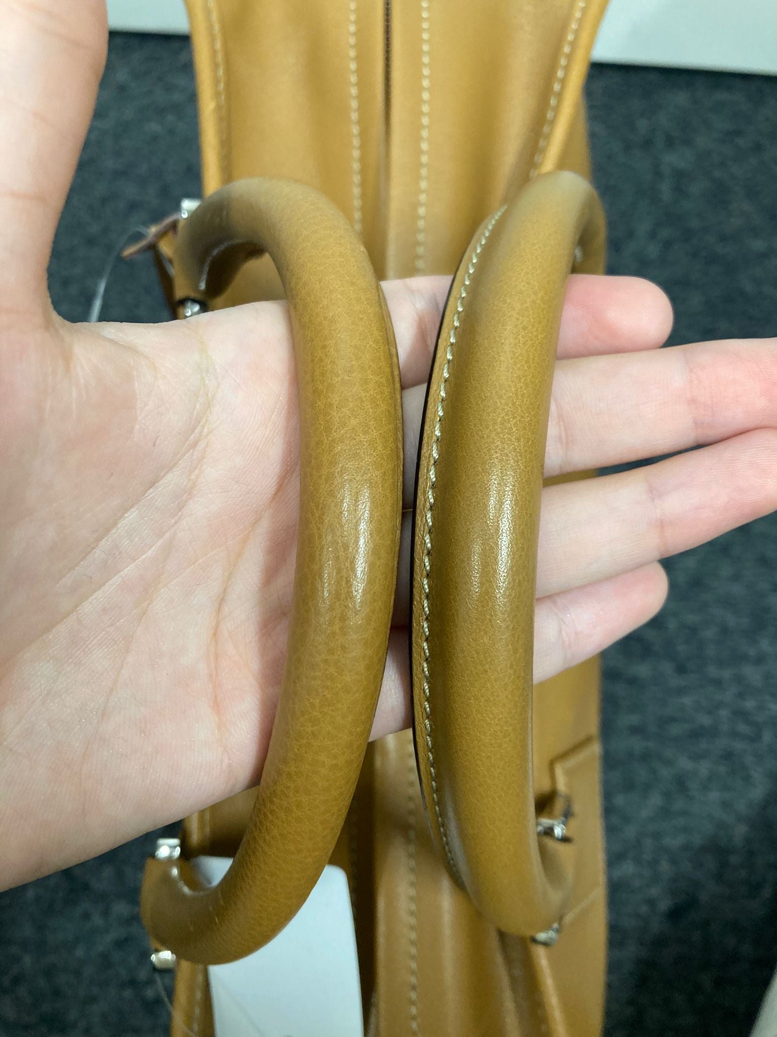 Loewe Amazona 35 en piel marrón camel
