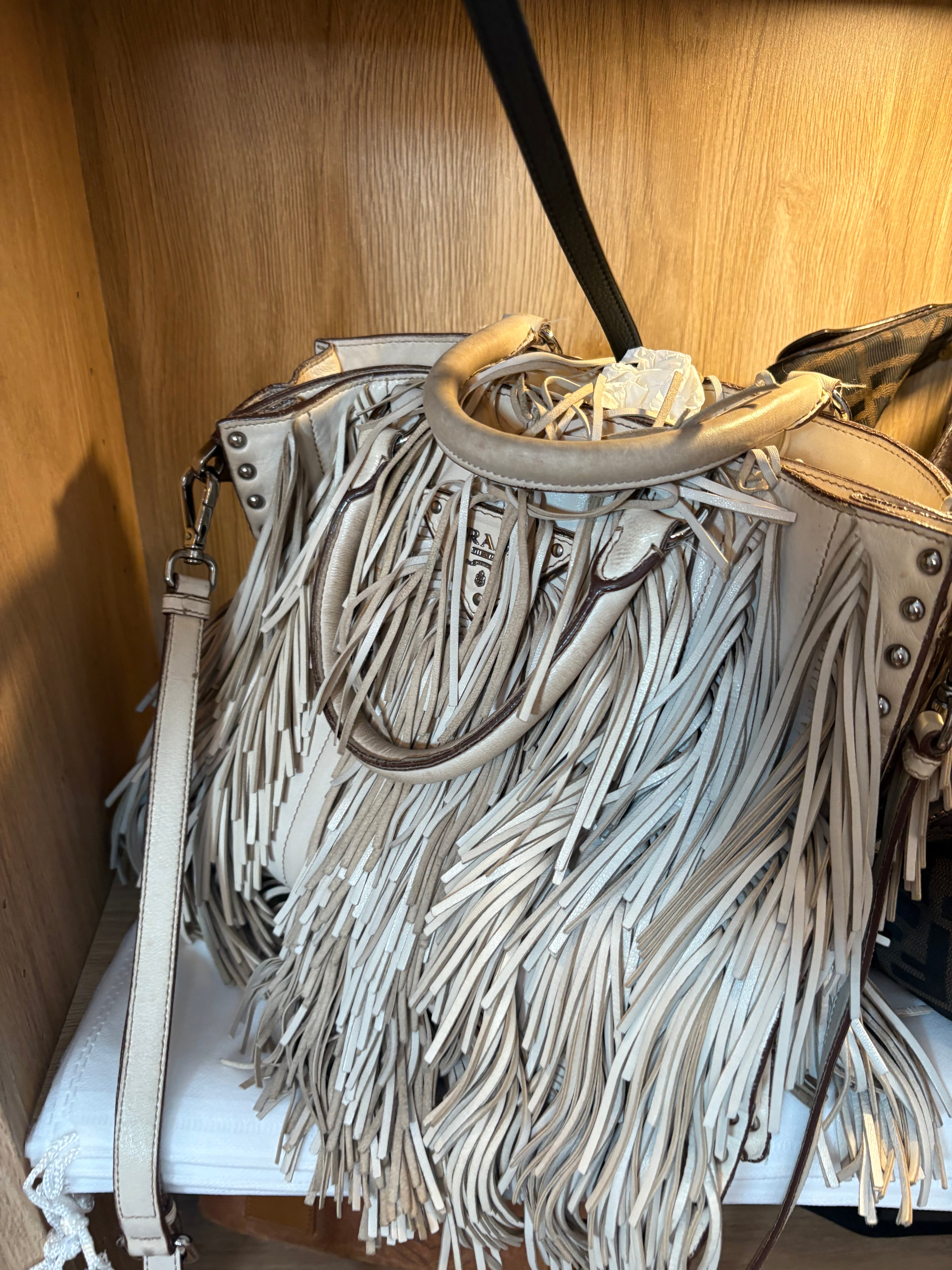 Prada Bandolera Edición Especial con Flecos y Tachuelas – Blanco crudo