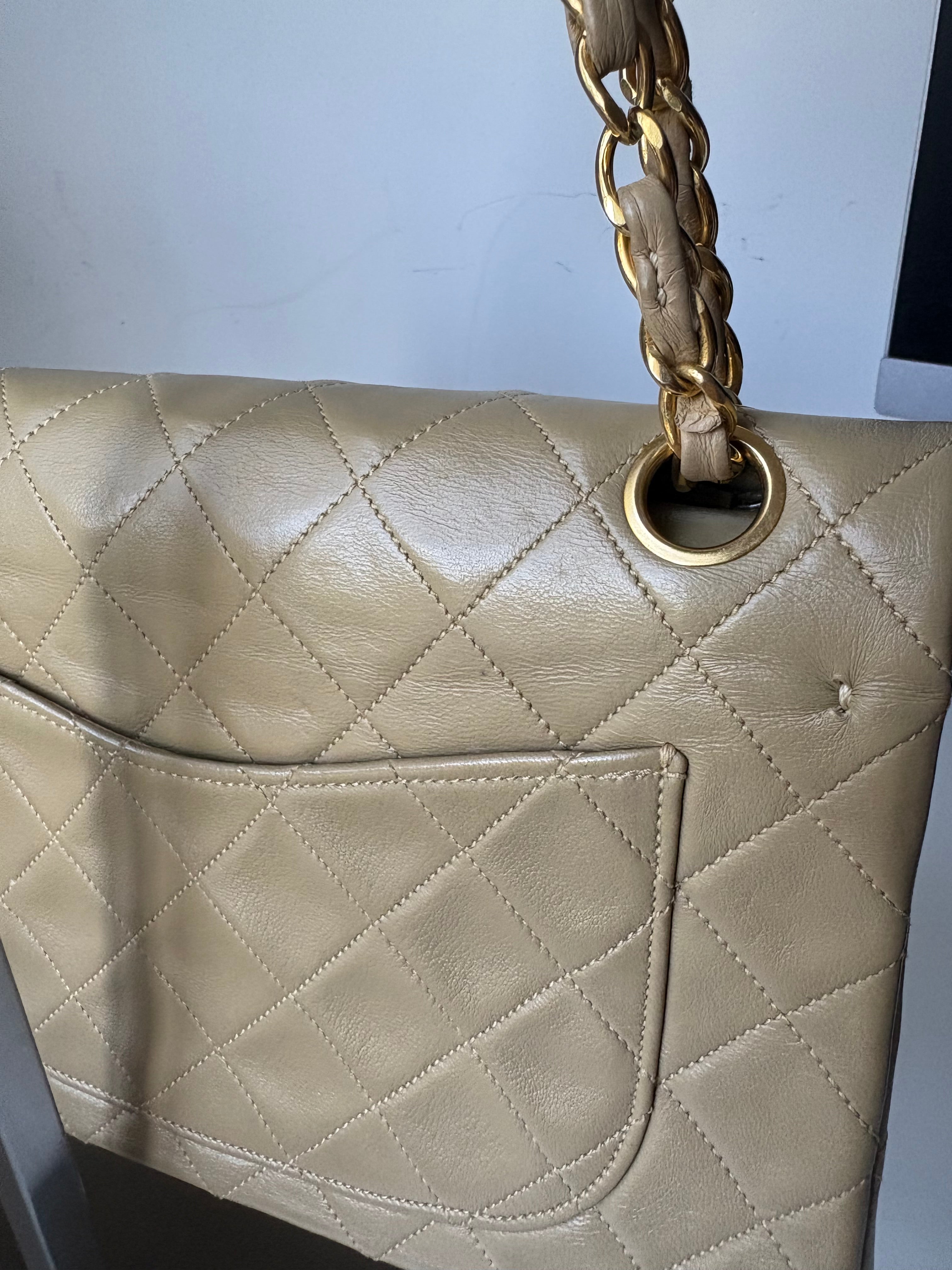 Chanel Timeless Double Flap 22 Beige en piel de cordero
