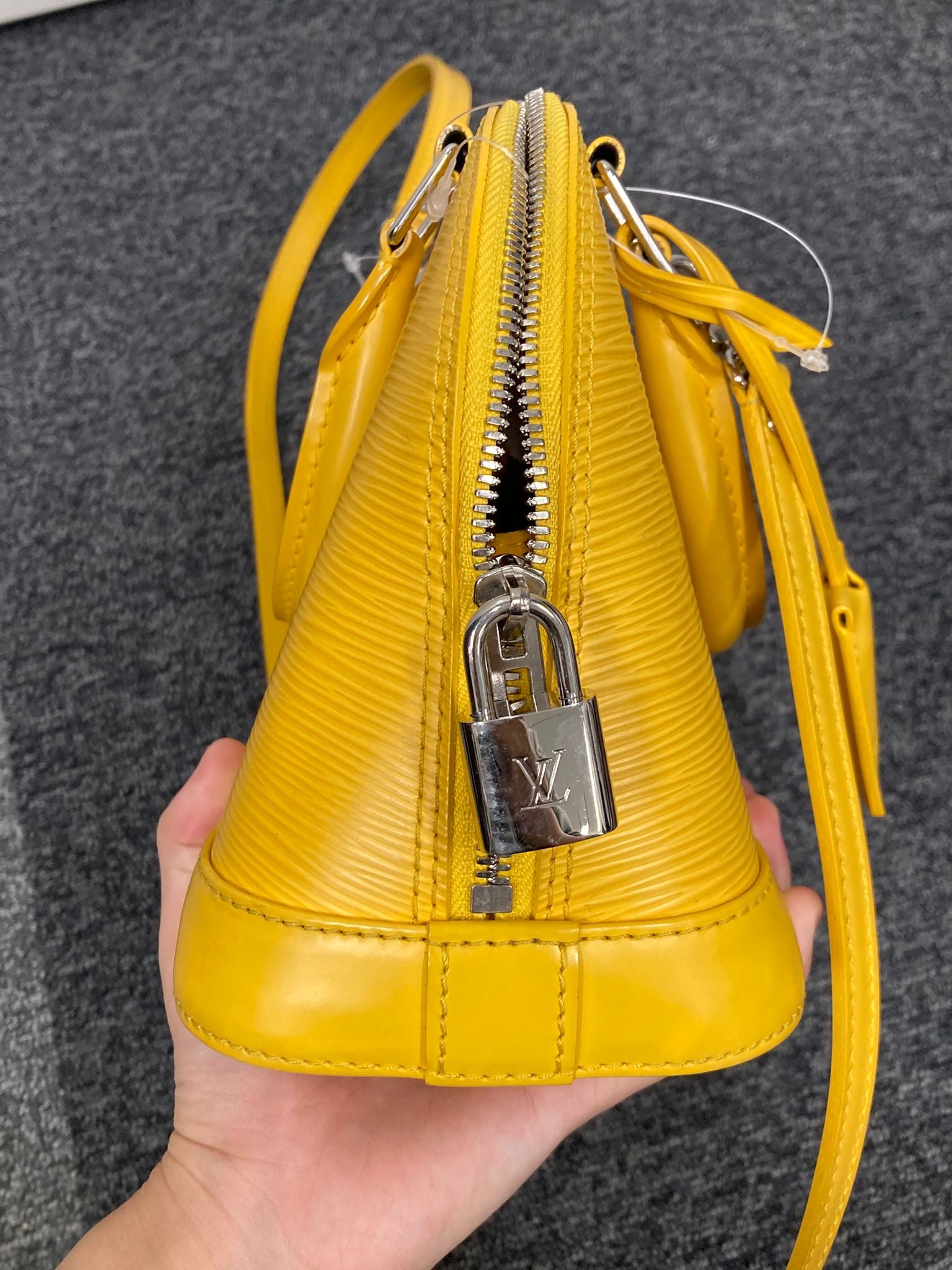 Louis Vuitton Alma bb piel EPI amarillo