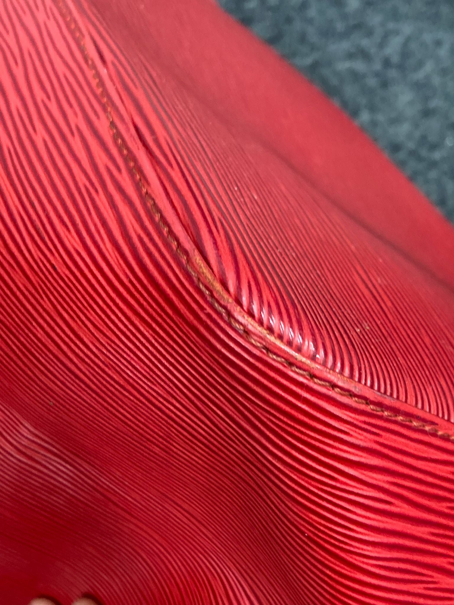 Louis Vuitton Noé Petit en piel Epi roja