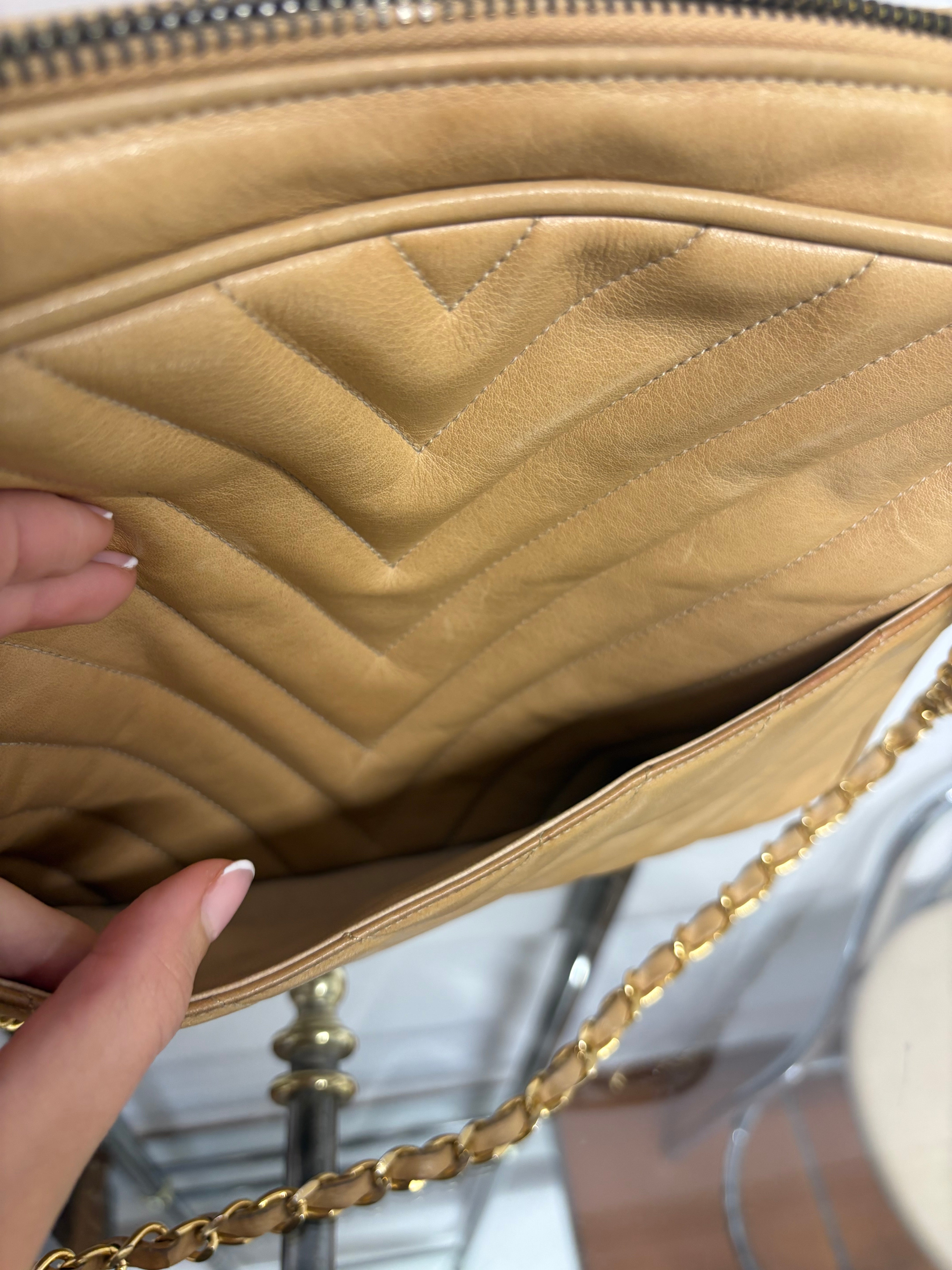 CHANEL V-Stitch Shoulder Bag Piel beige acolchada Chevron