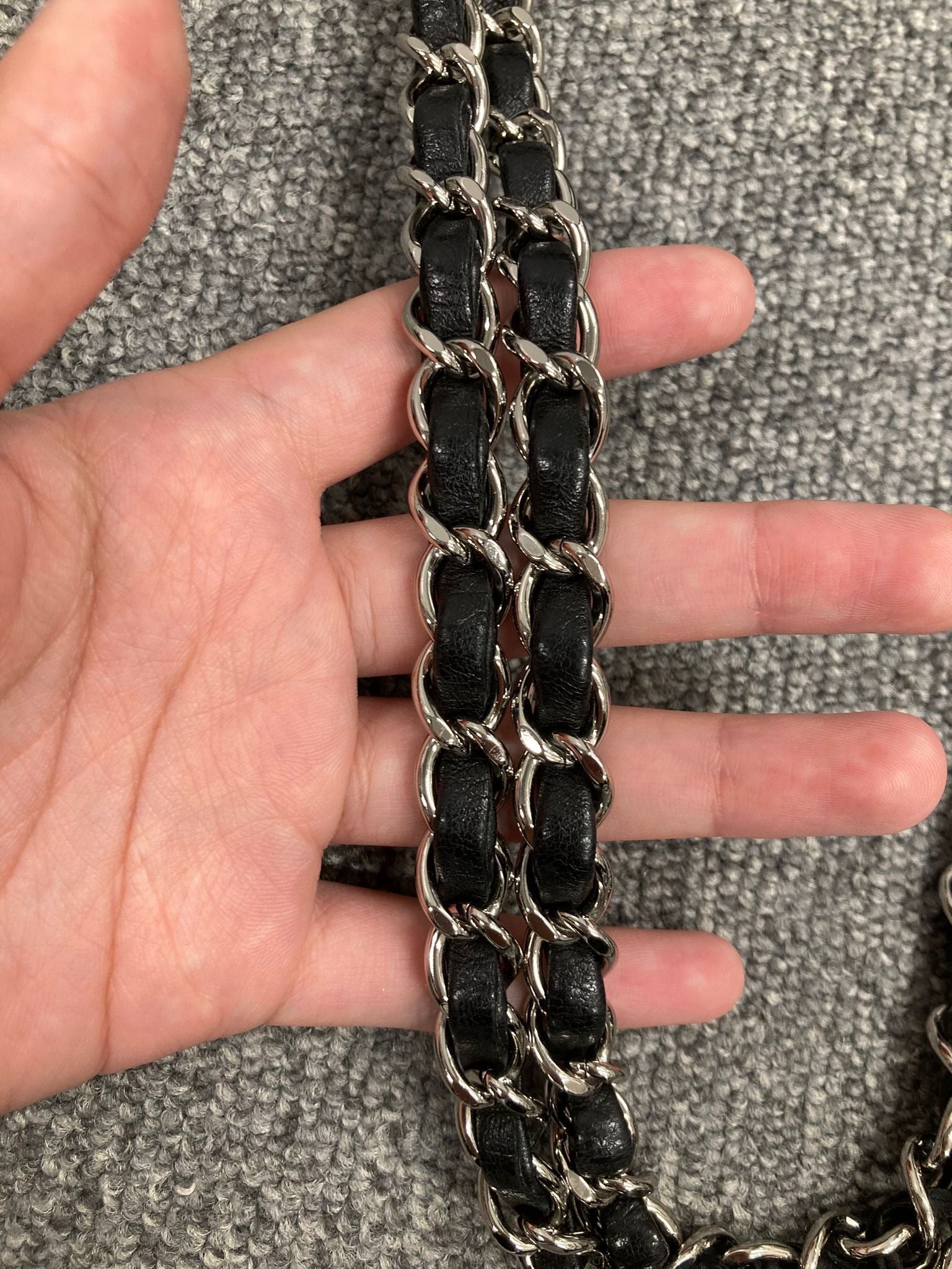 Chanel “Valentine” Matelassé 25 en piel negra con charms