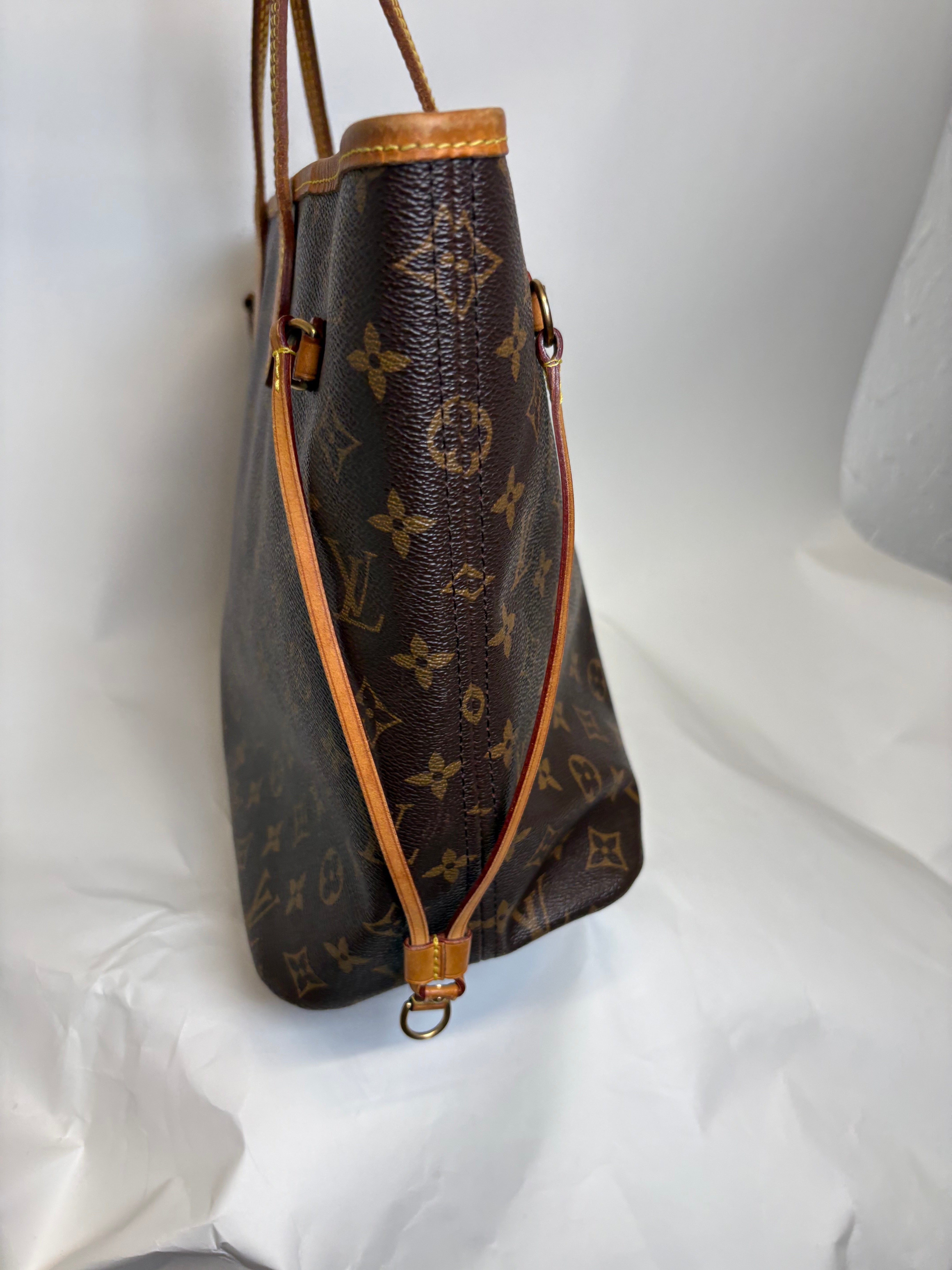 Louis Vuitton Neverfull MM Monogram y rojo