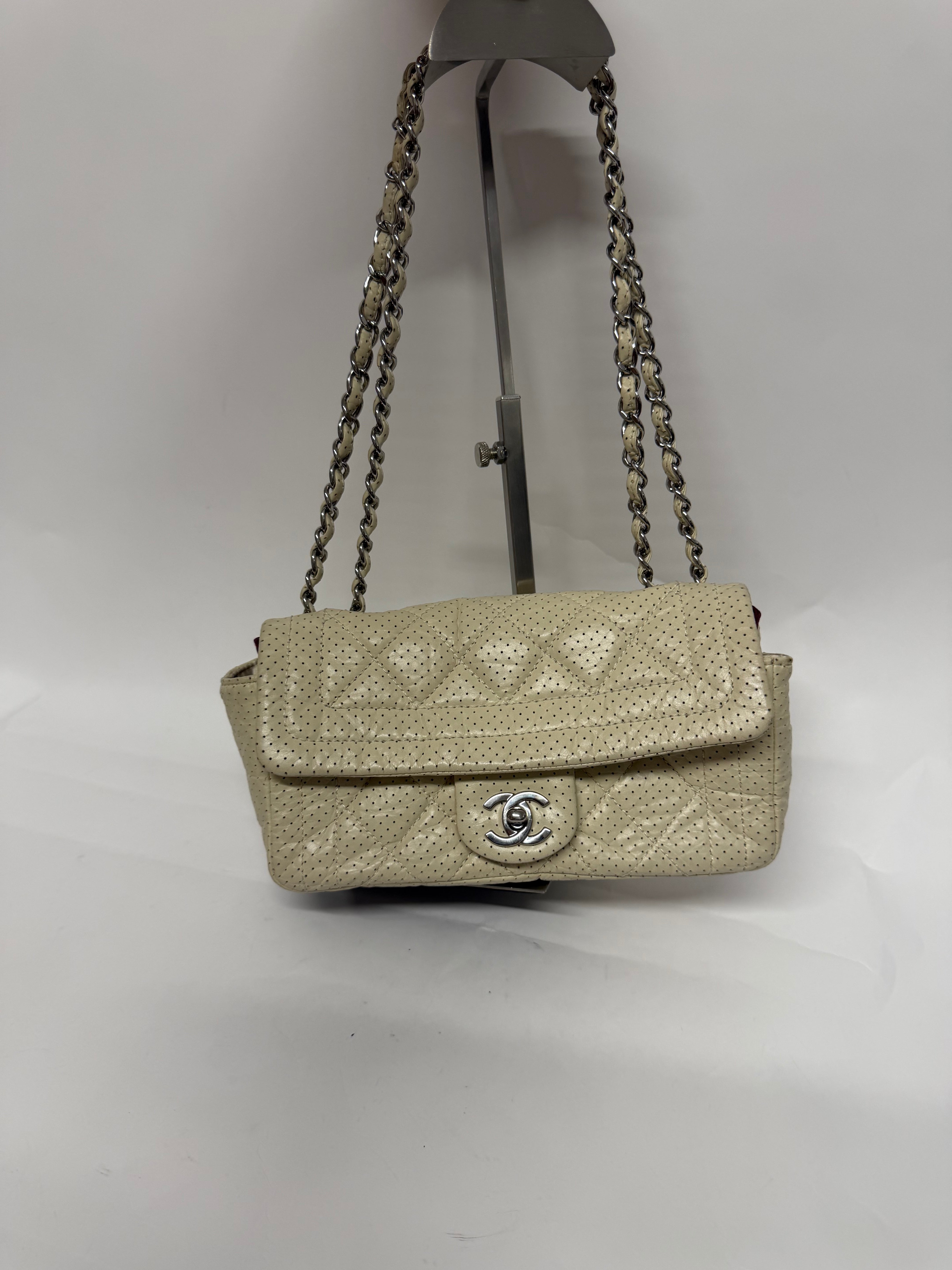 Chanel One Flap Small · Piel Perforada Marfil · Herrajes Plata