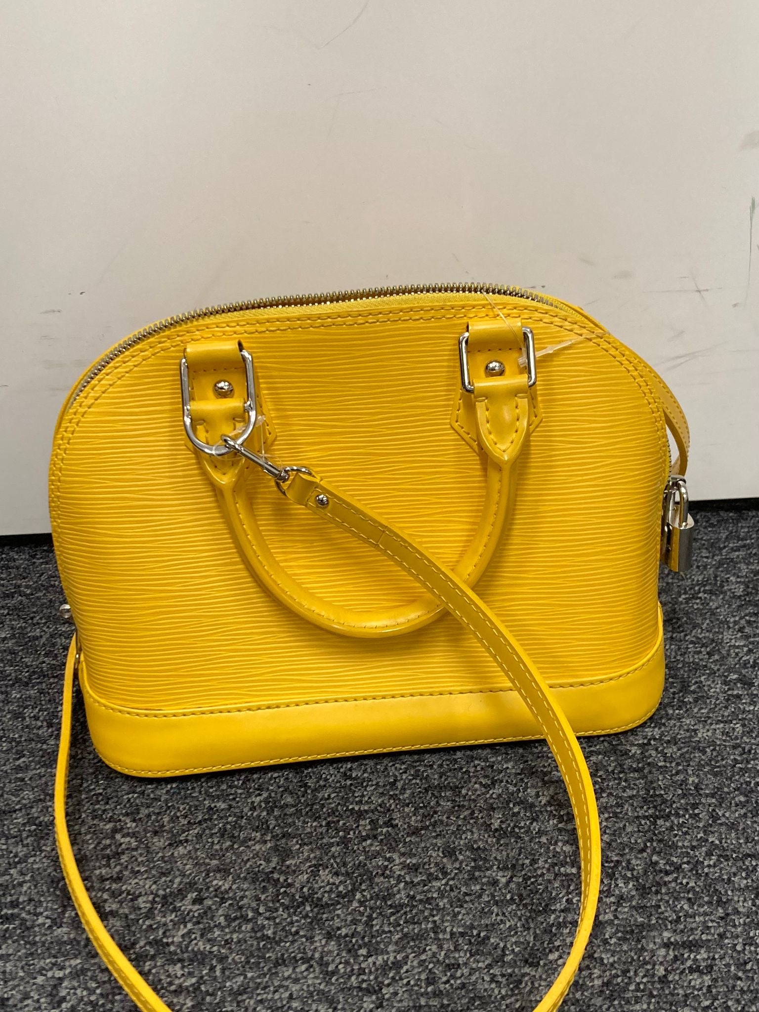 Louis Vuitton Alma bb piel EPI amarillo