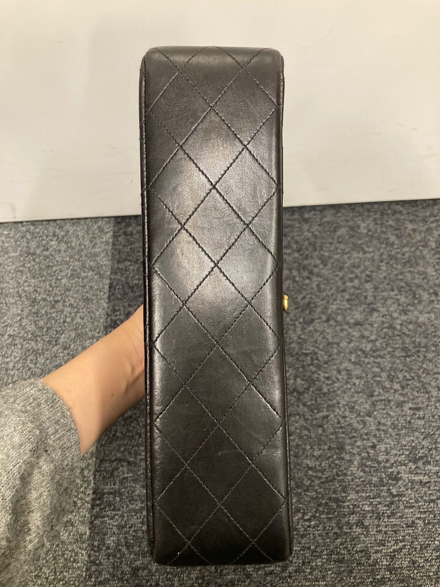 Chanel Timeless doble flap 25 en piel de cordero negra con herrajes dorados
