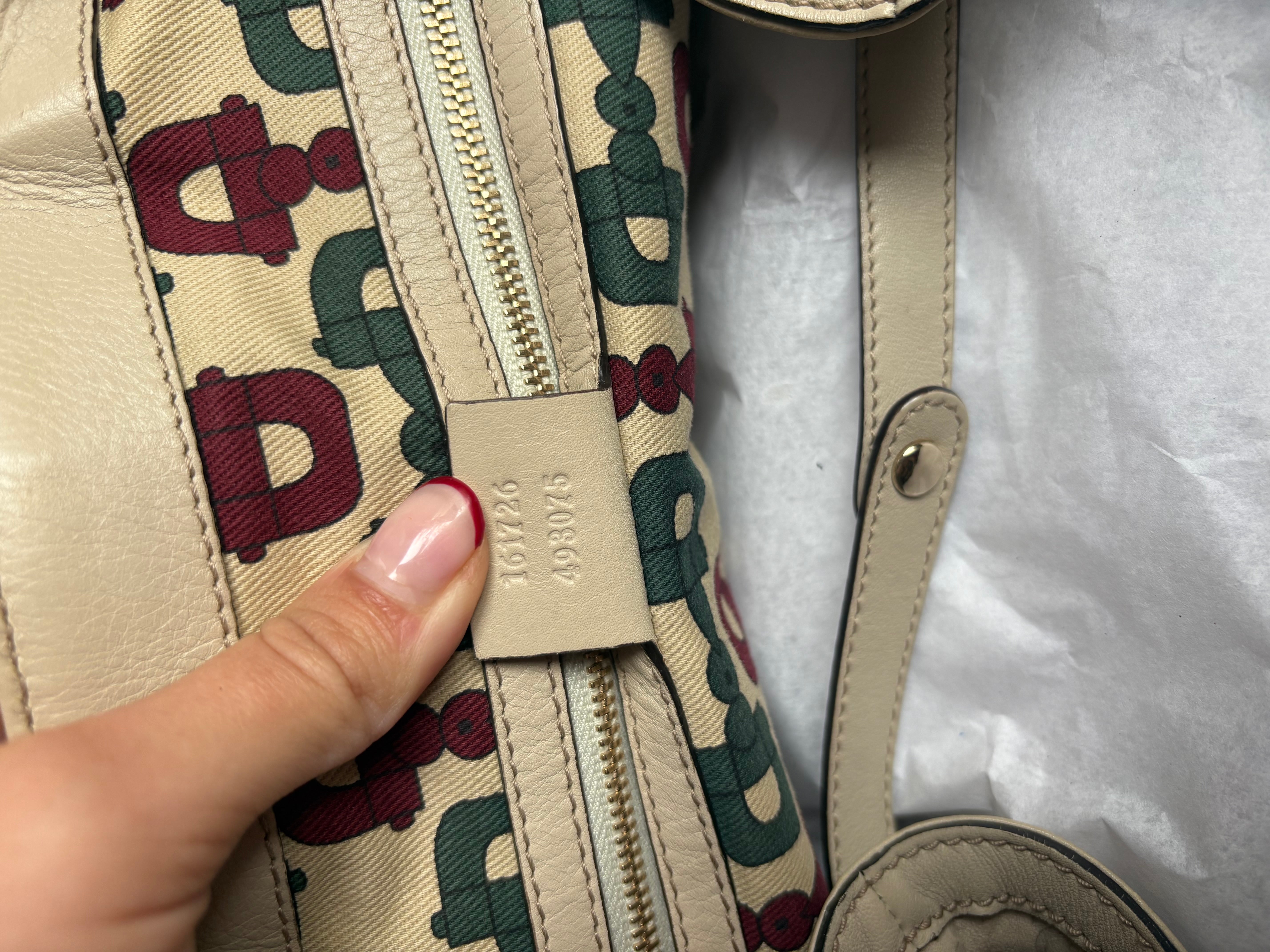 Gucci Pelham grande en piel Guccissima blanca marfil