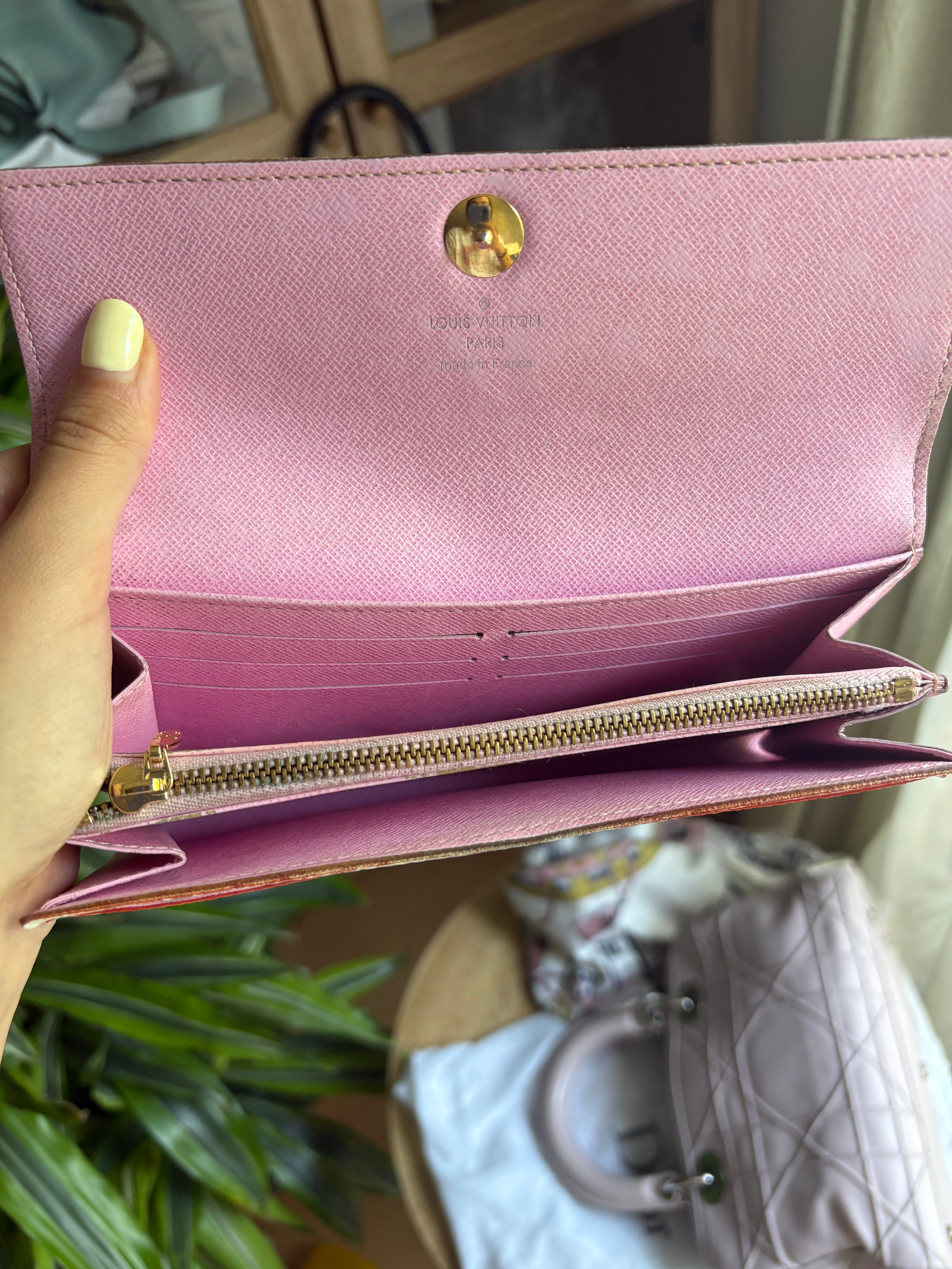 Louis Vuitton Portefeuille Sarah Murakami – Cartera Larga Monogram Multicolor Rosa