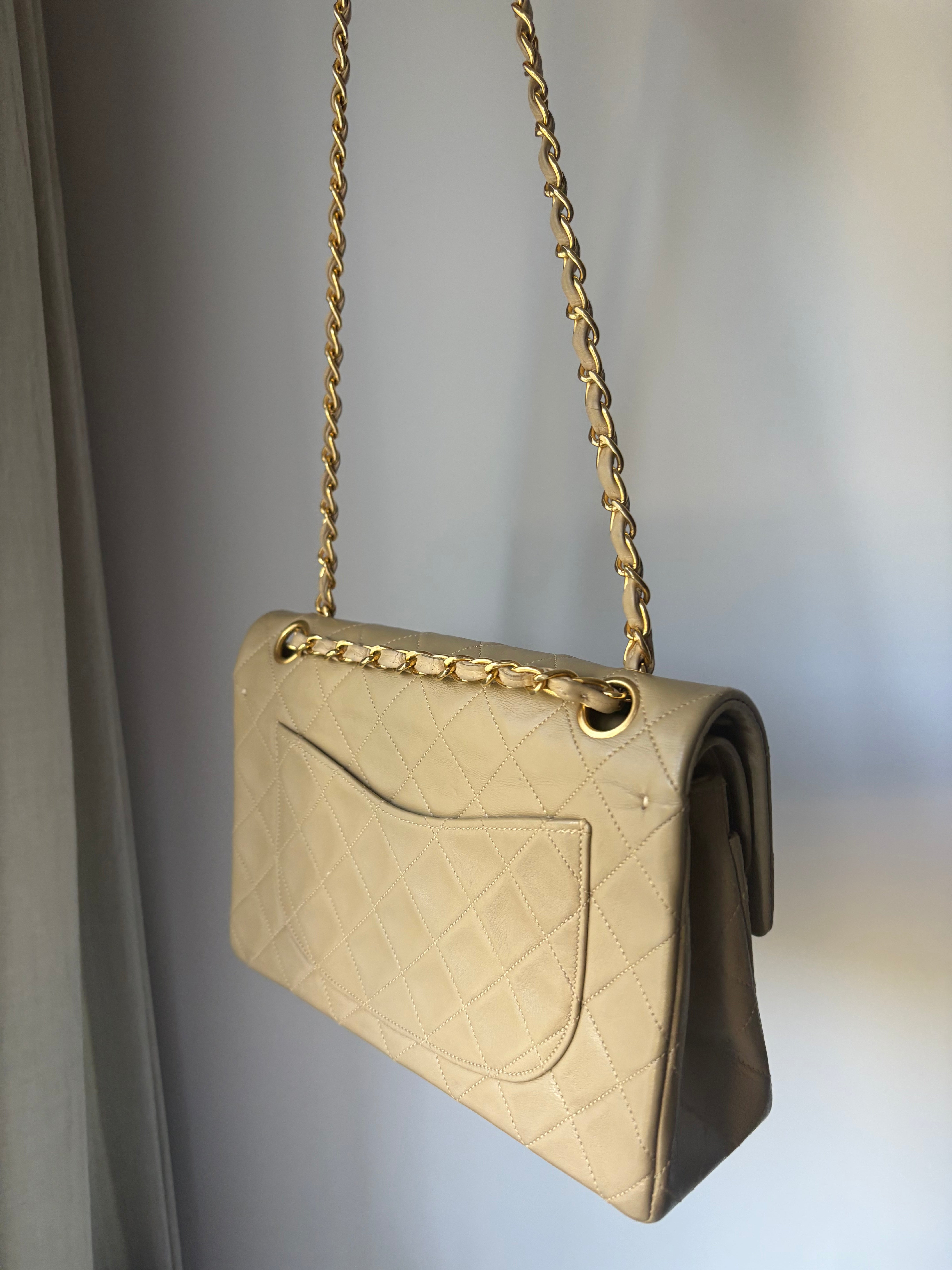 Chanel Timeless Double Flap 22 Beige en piel de cordero