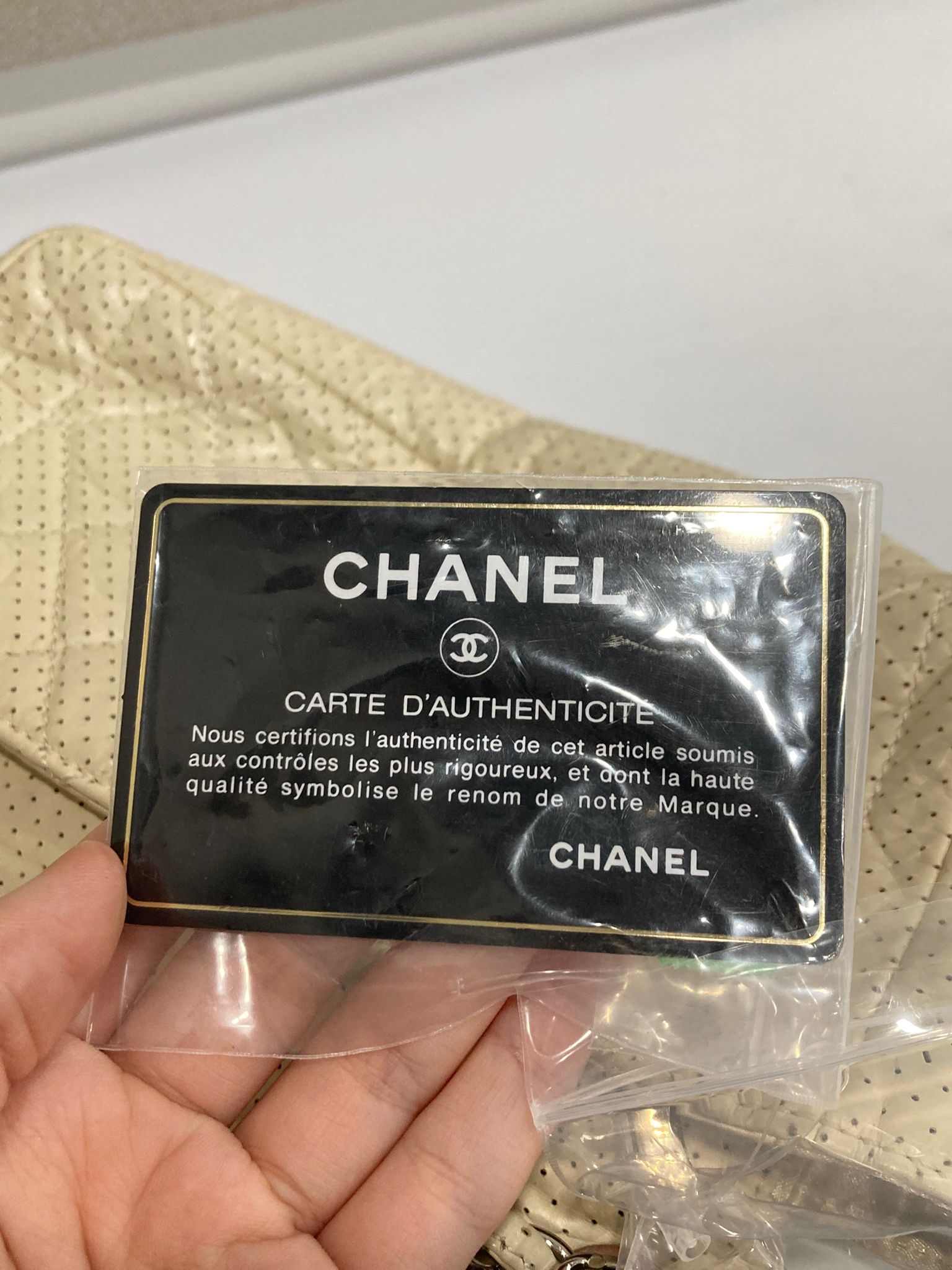Chanel one flap acolchado perforado blanco roto