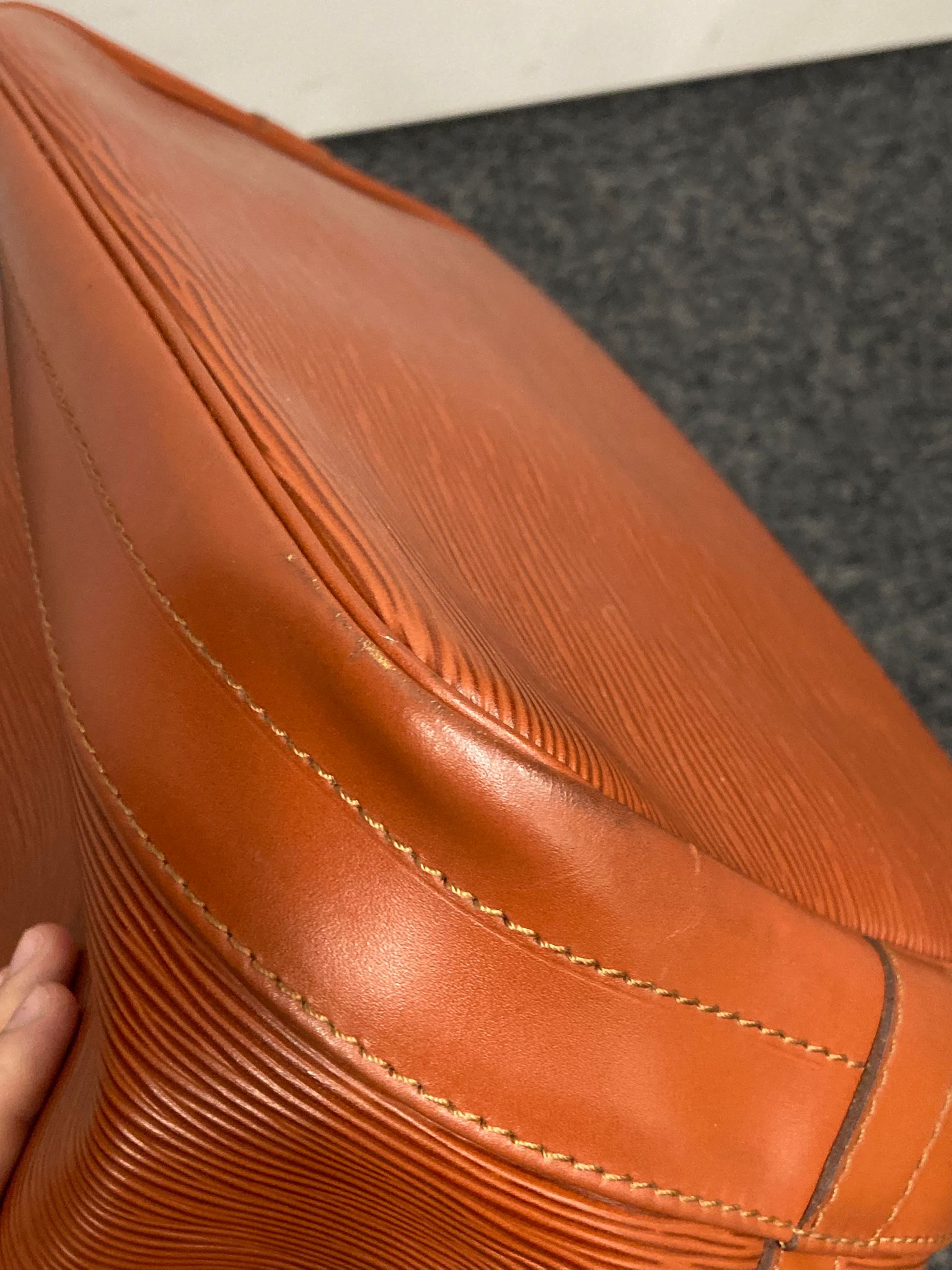 Louis Vuitton Noé Epi Leather Bucket Bag Marrón