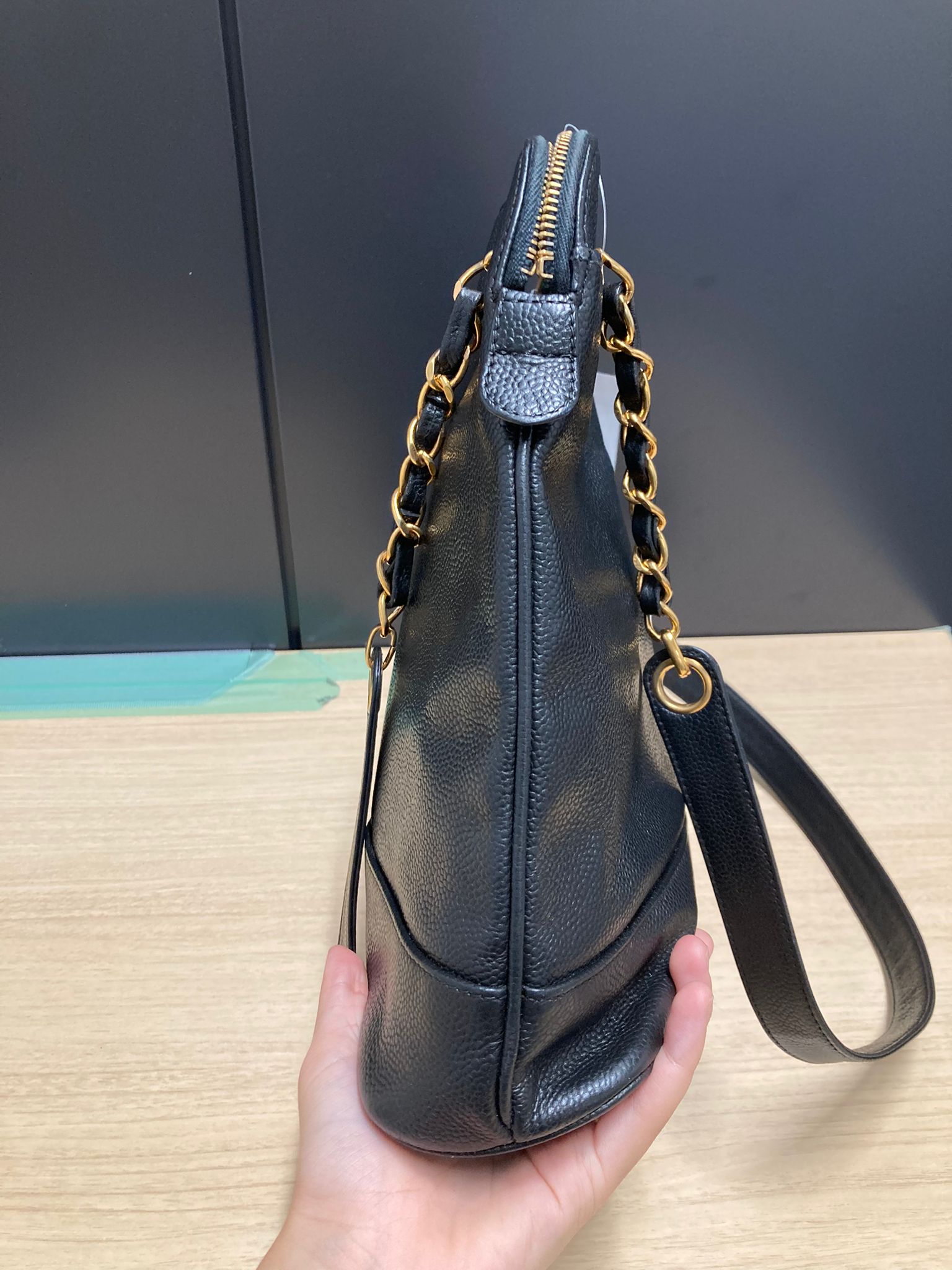 Chanel Logo Chain Tote – Piel Caviar Negra – Serie 414XXXX (ca. 1996–1997)