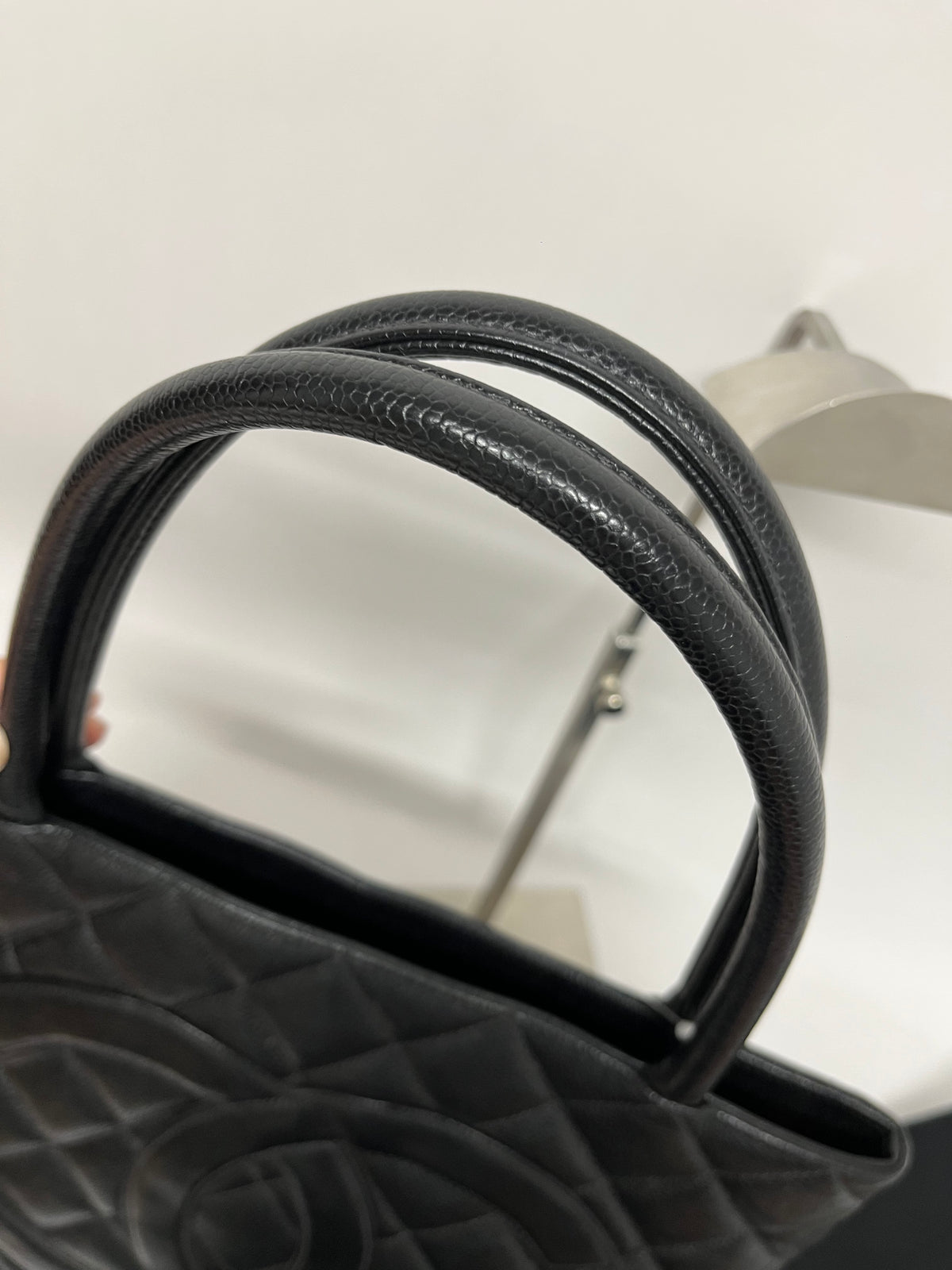Chanel Medallion Tote Piel Caviar Negra · Serie 5