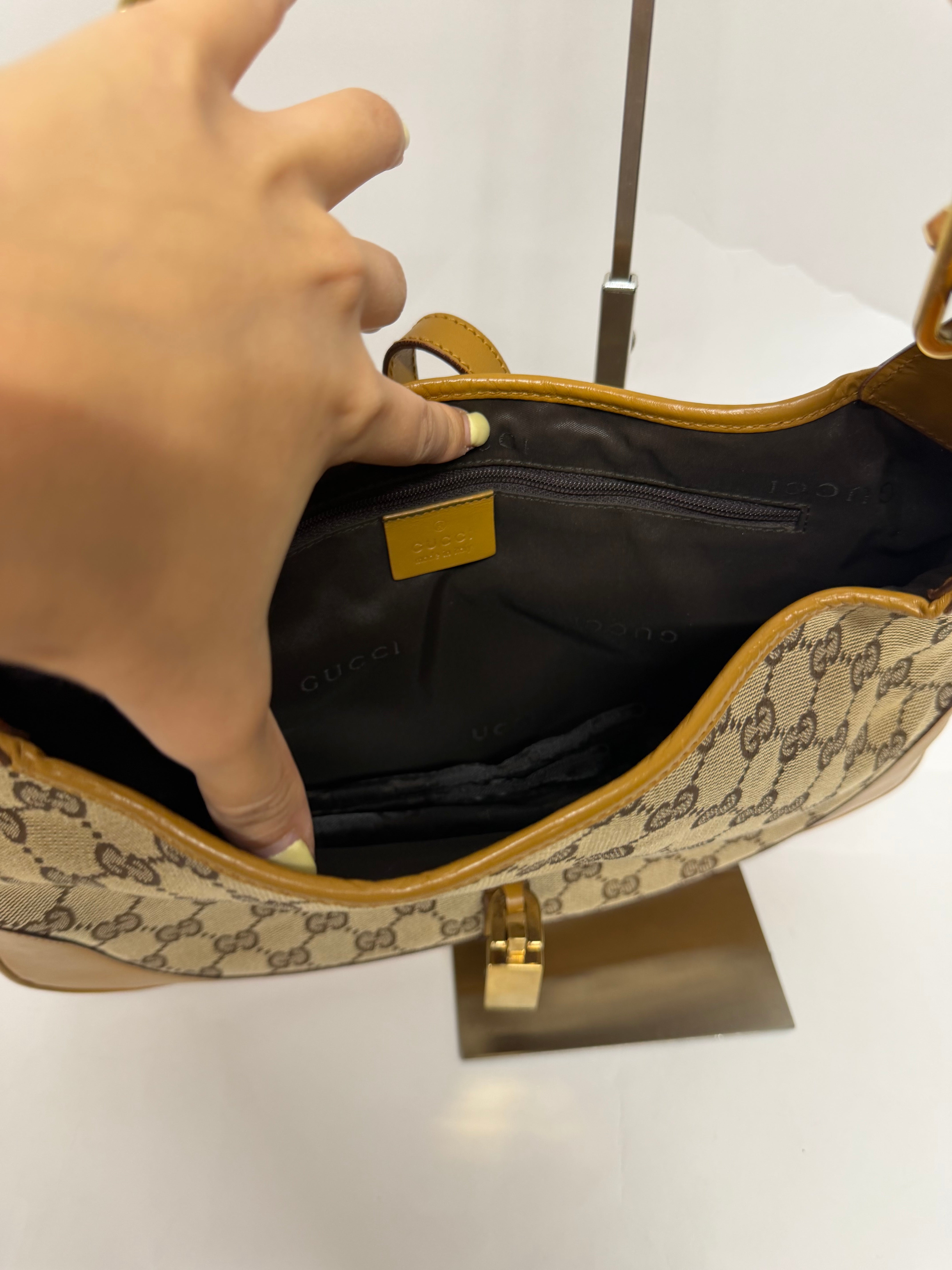 Gucci Jackie GG Canvas Mediano con Cadena Dorada