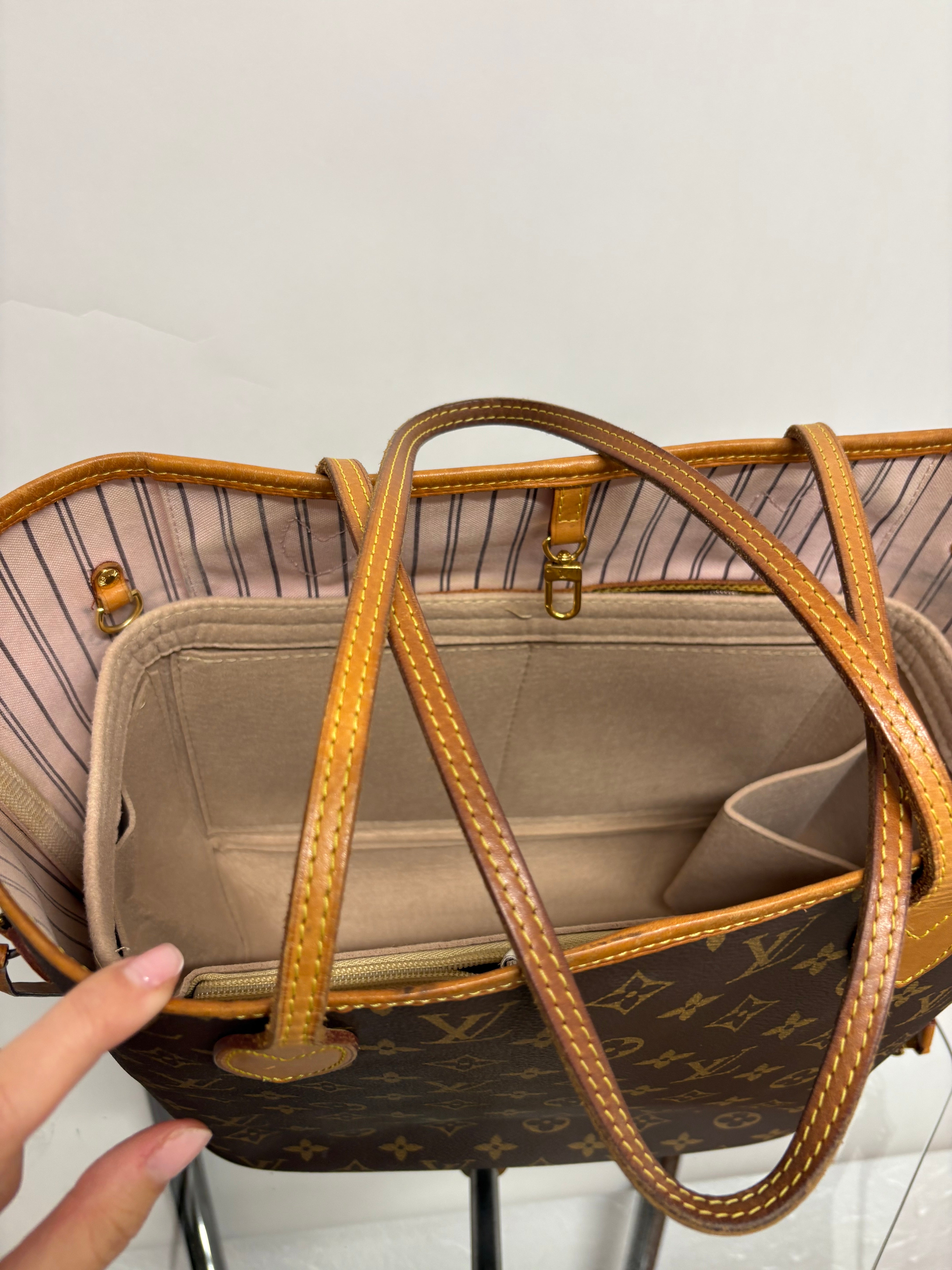 Louis Vuitton Neverfull MM monogram interior Rosa