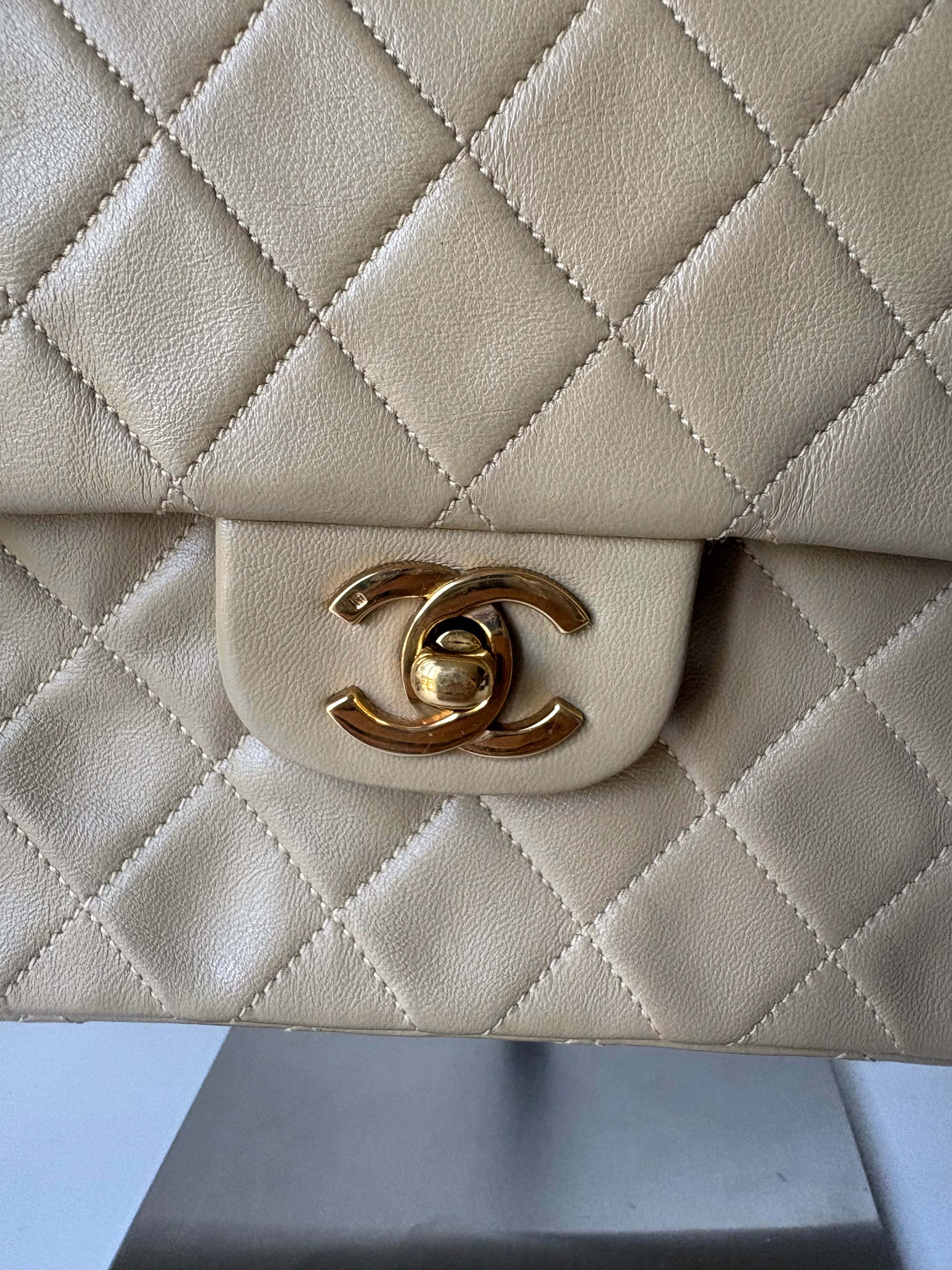 Chanel Timeless Double Flap 22 Beige en piel de cordero