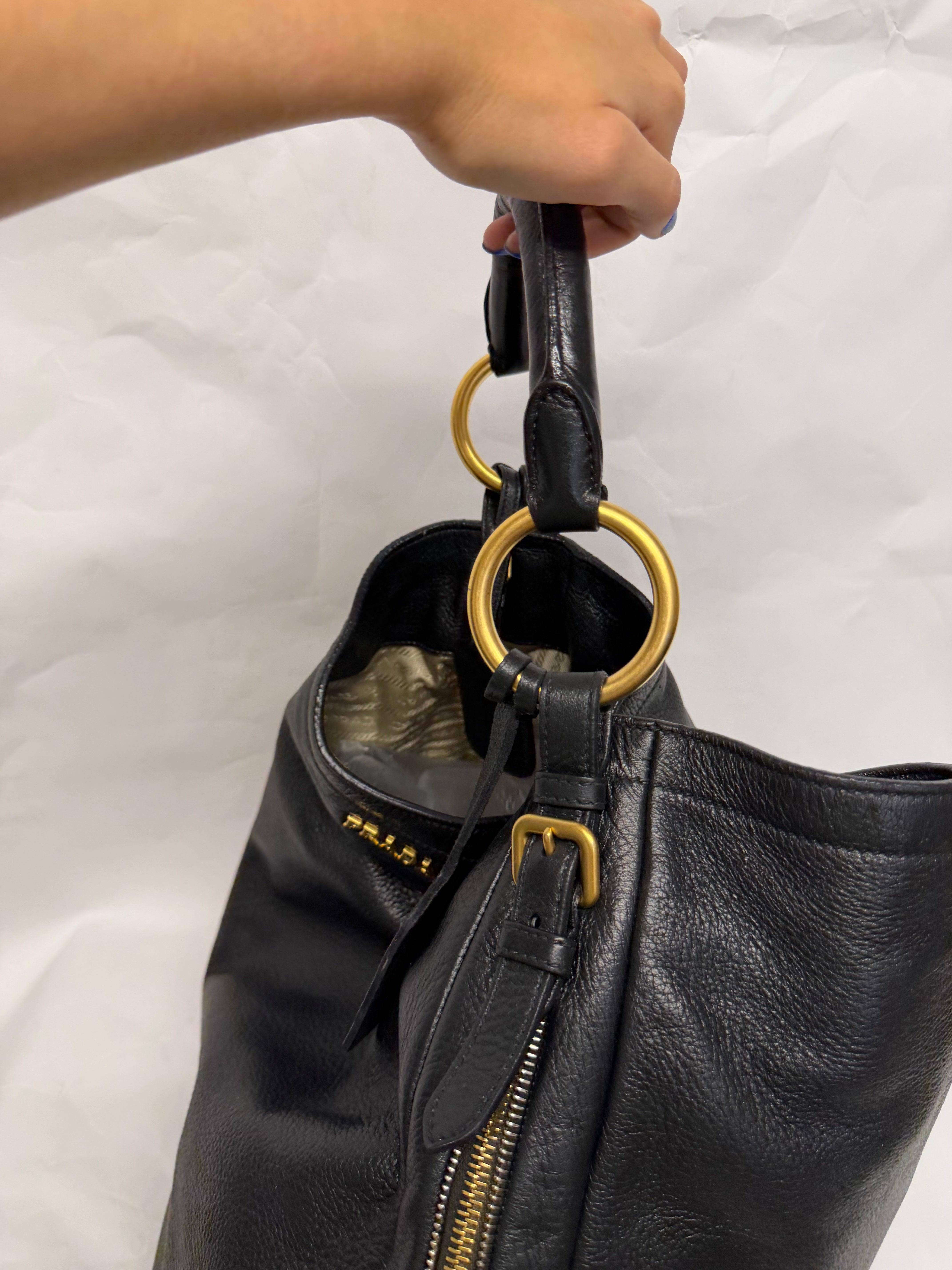 Prada Hobo Oversized en piel negra granulada