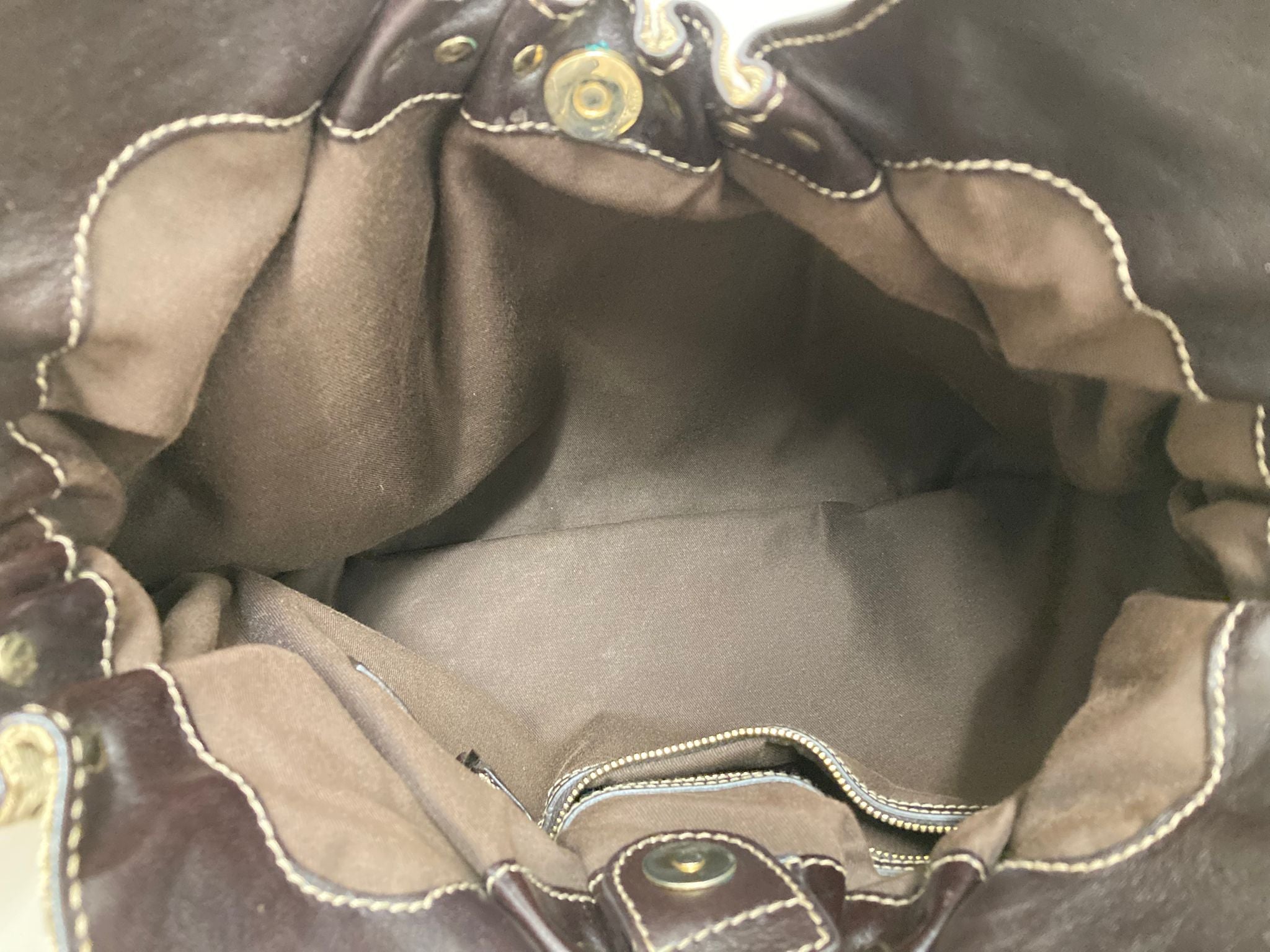 Gucci Pelham Tote GG Supreme Beige con Asas de Piel Marrón y Tachuelas Doradas