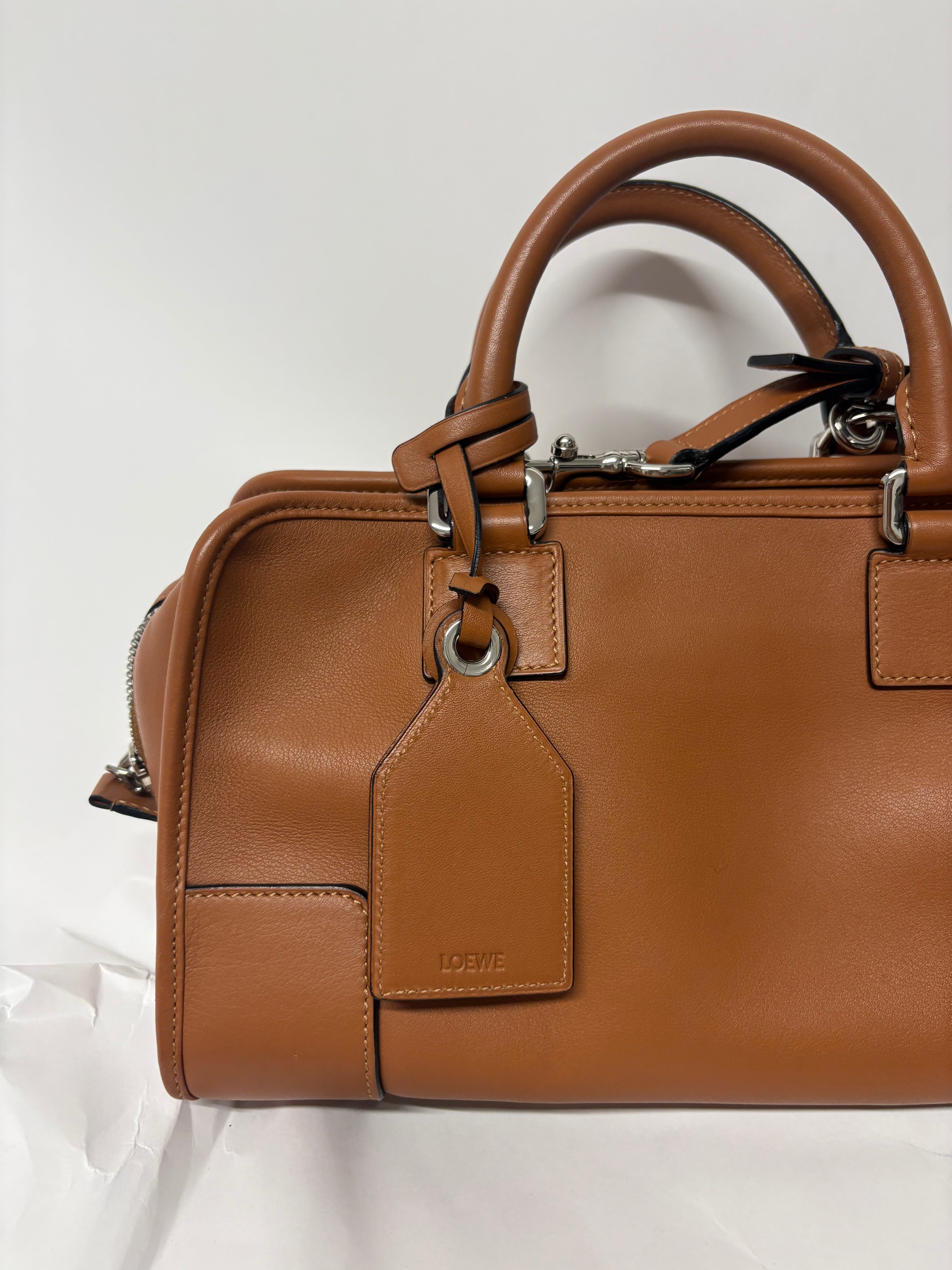 Loewe Amazona 30 Piel Camel con bandolera – Colección Clásica