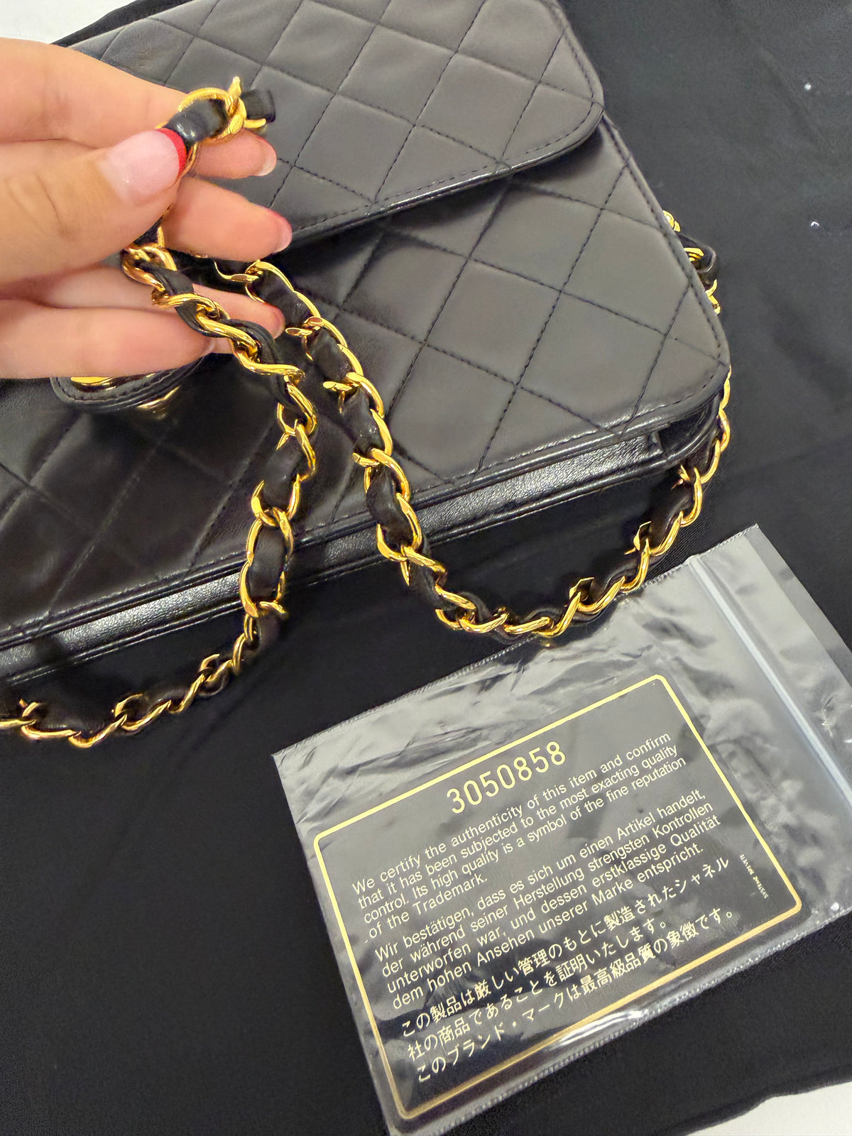 Chanel Classic Single Flap Mediano Piel de Cordero Negra Herrajes Dorados