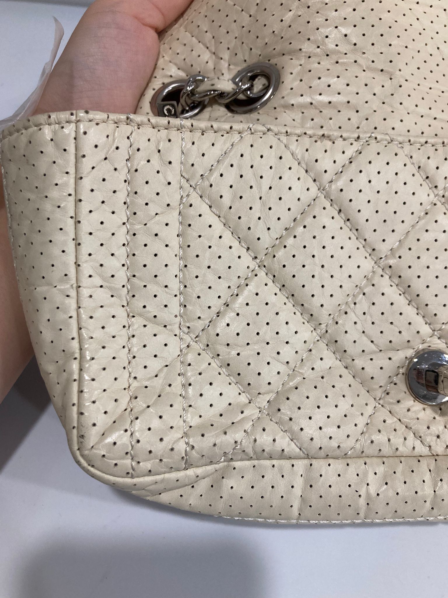 Chanel one flap acolchado perforado blanco roto