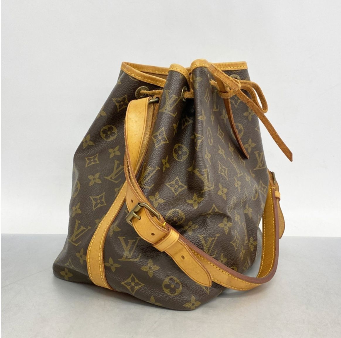 LV Noe petit monogram canvas